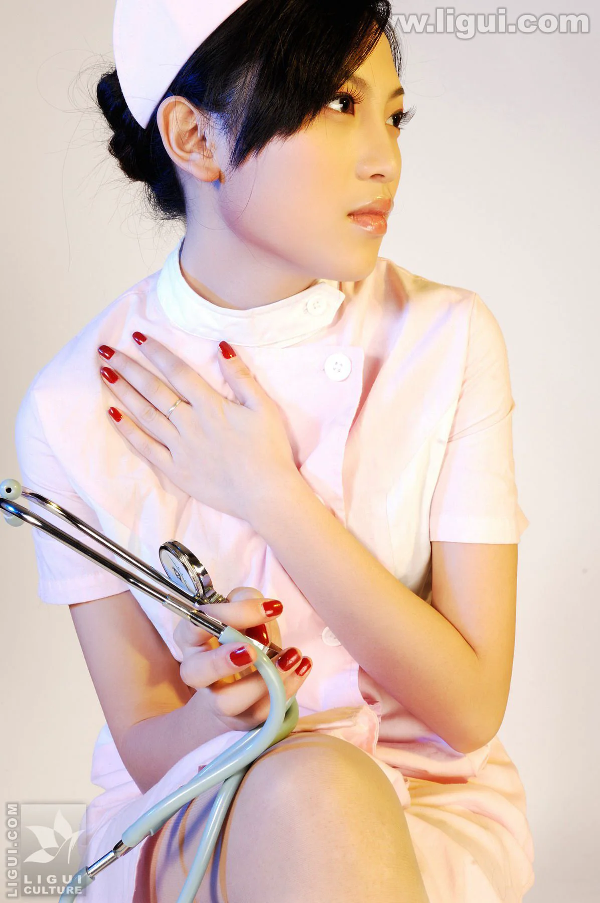 Model 左左《完美的护士情节》 [丽柜LiGui] 美腿玉足写真图片 - 爱照片