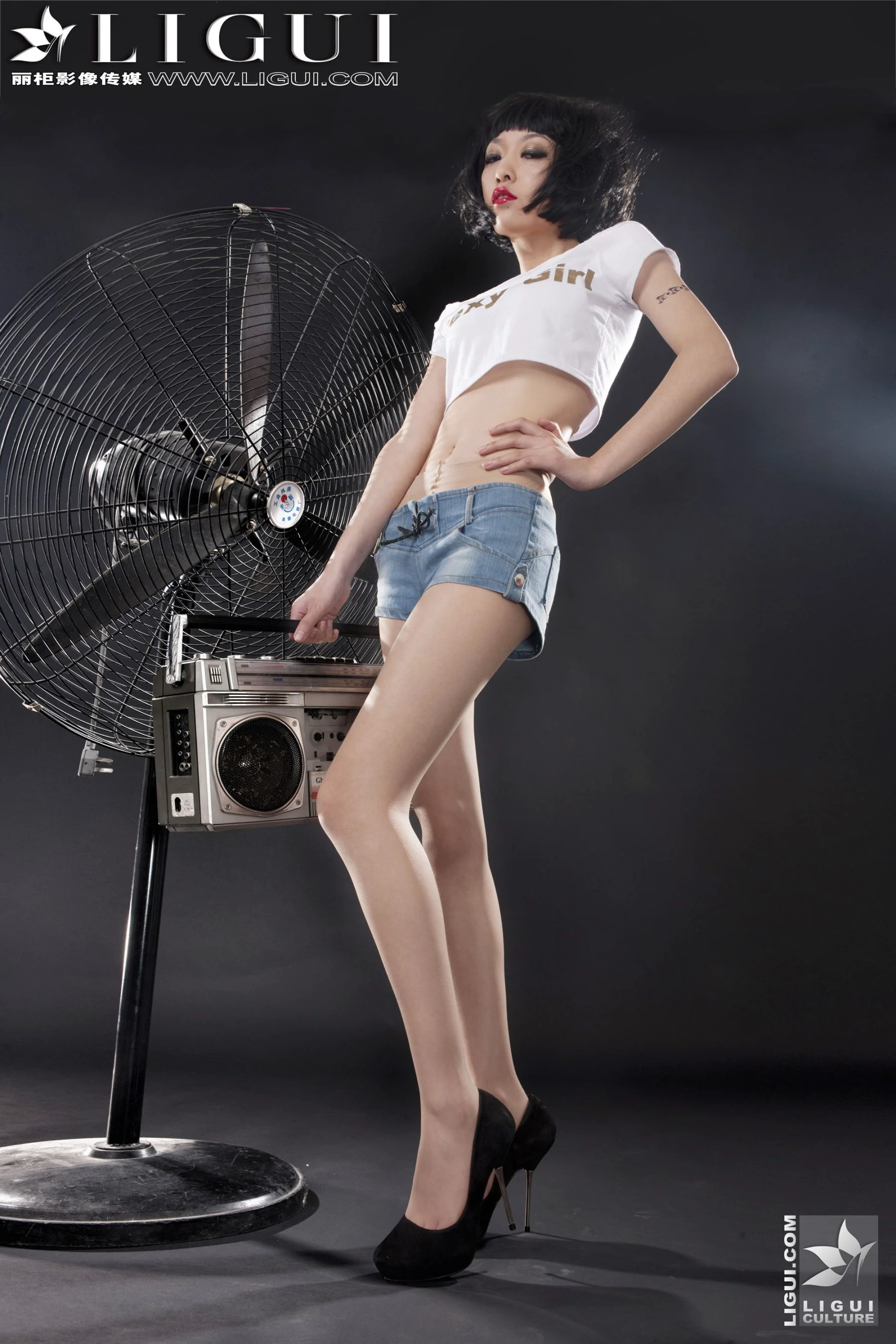 [丽柜贵足LiGui] Model 文欣《时尚牛仔热裤女郎》美腿丝足写真图片 - 爱照片