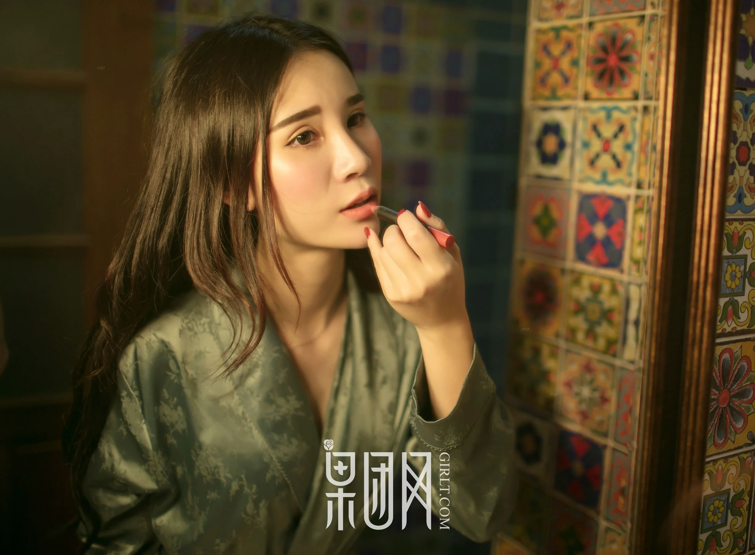 万万《硬朗御姐真空上阵大秀美背，浴缸湿身无比勾魂！》 [果团网Girlt] NO.075 写真集 - 爱照片