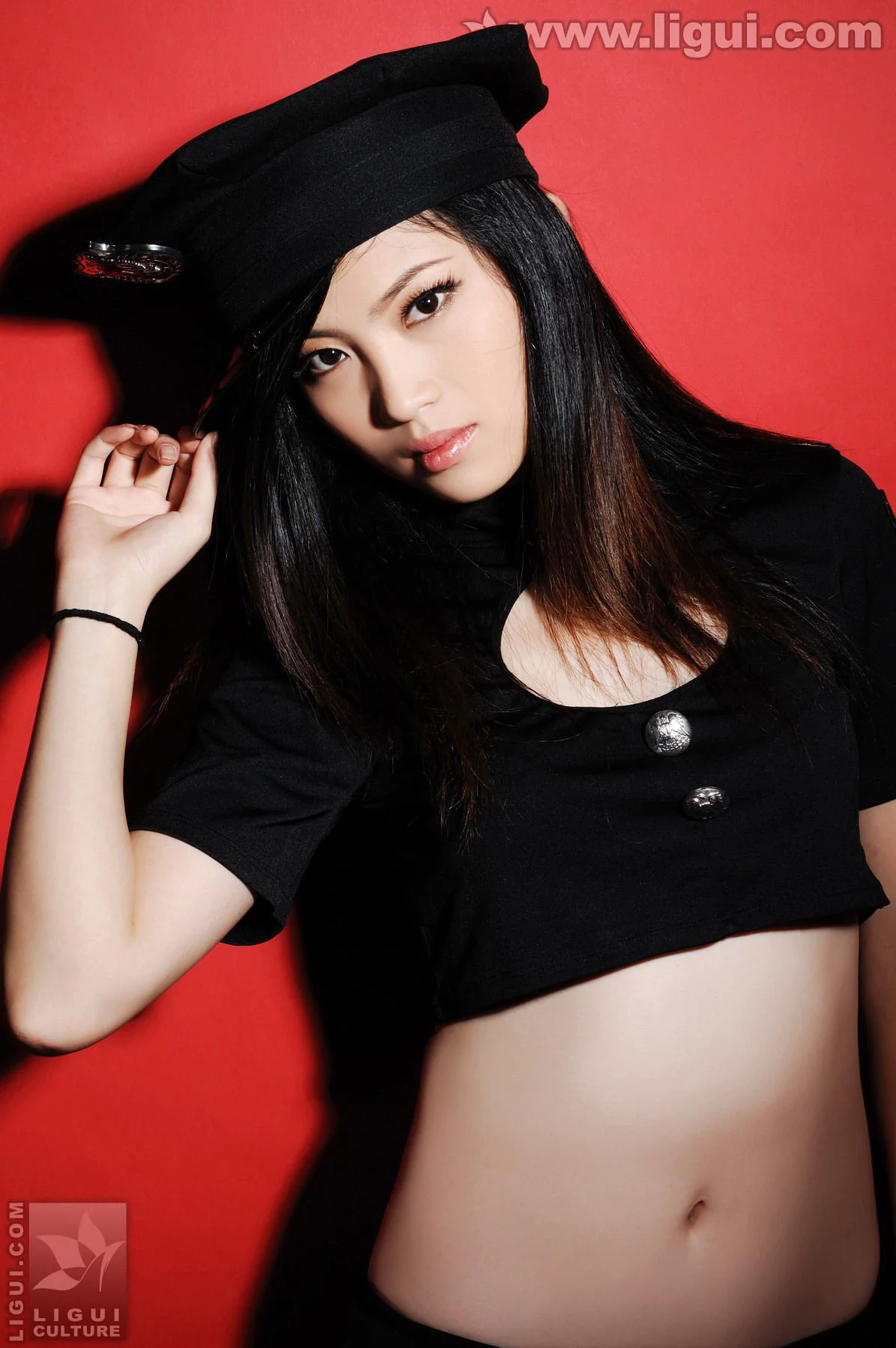 Model 左左《红色背景的性感女郎风情》 [丽柜美束LiGui] 美腿玉足写真图片 - 爱照片