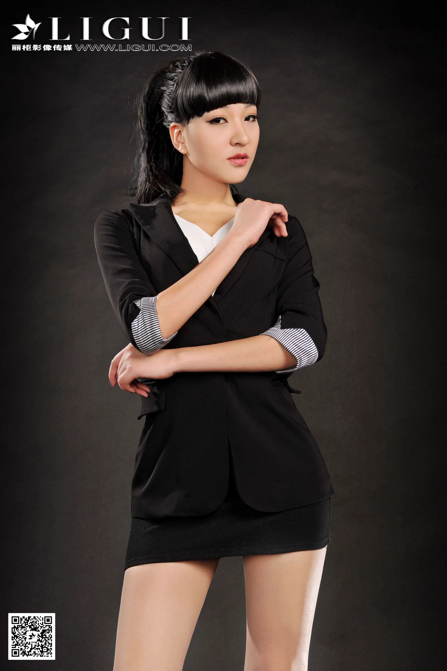 Model Amily《职业装肉丝袜高跟丝足》上下全集 [丽柜贵足] 美腿玉足写真图片 - 爱照片