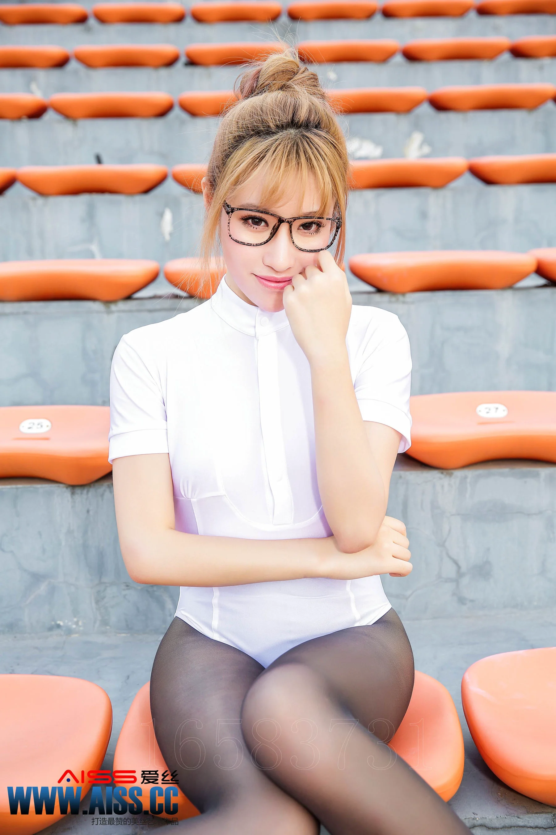 何冉《操場上的直穿少女》 [AISS爱丝] F5026 写真集 - 爱照片