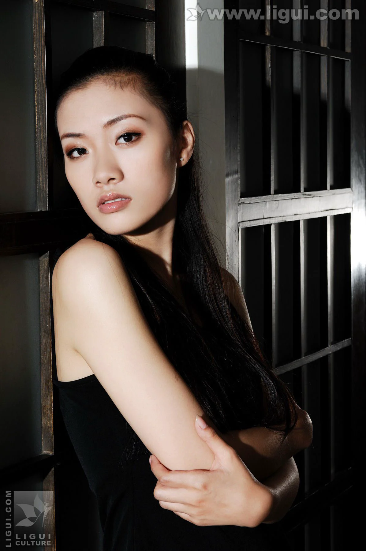 Model 廖梦茜《黑暗中的诱惑身躯》 [丽柜LiGui] 美腿玉足写真图片 - 爱照片