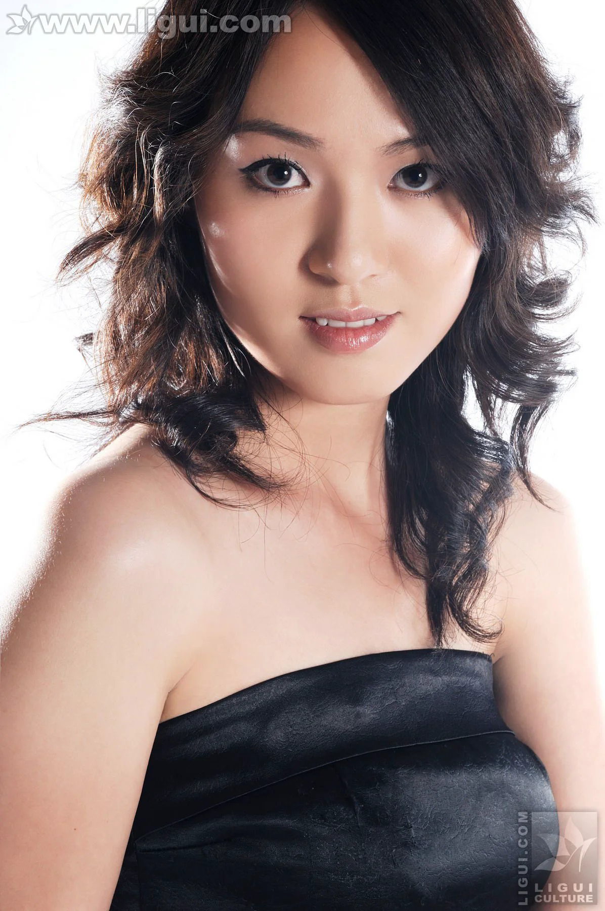 Model 欧阳茜《高贵气质，极品视觉》 [丽柜LiGui] 美腿玉足写真图片 - 爱照片