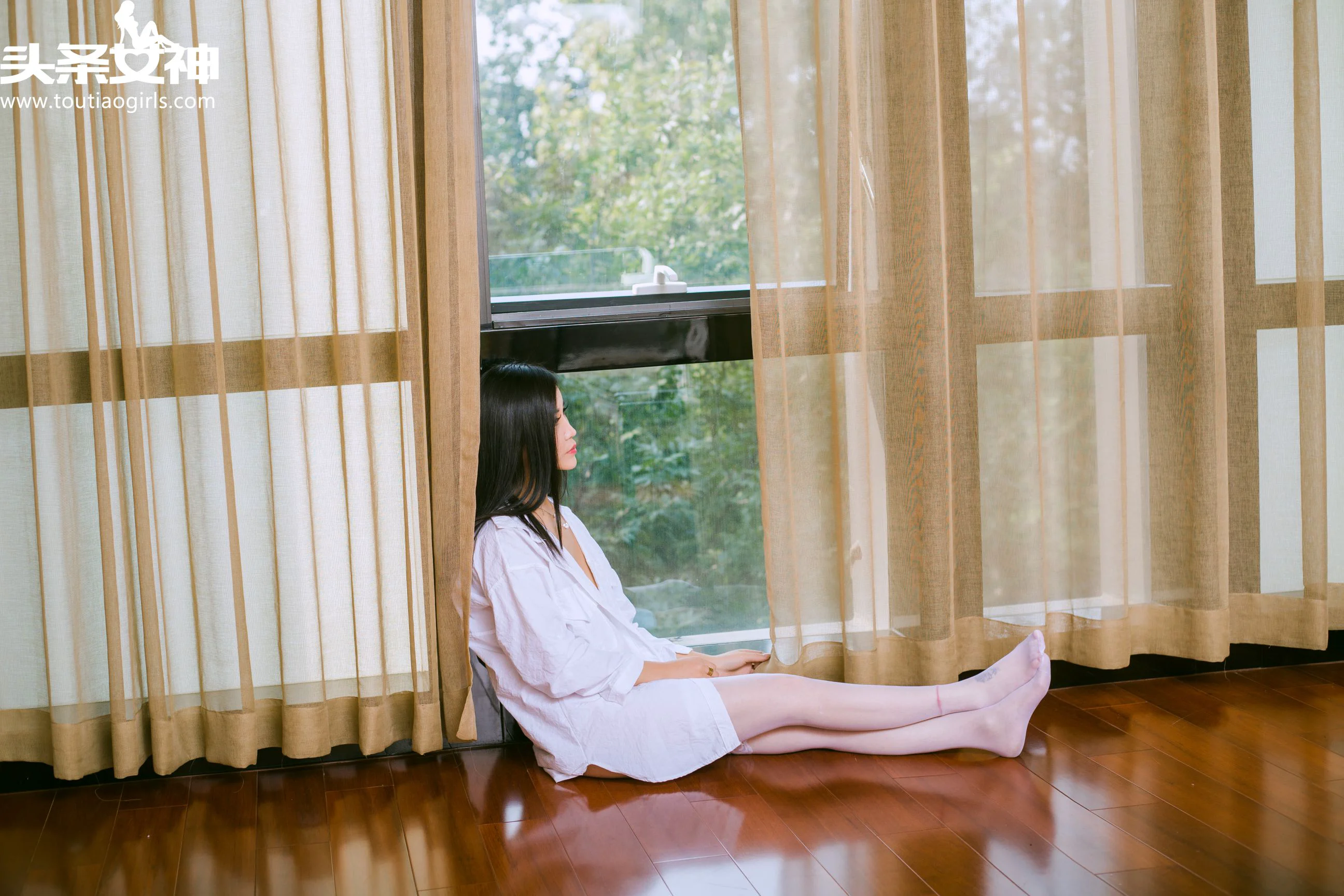灵儿《闺房白衬衫》 [头条女神] 写真集 - 爱照片