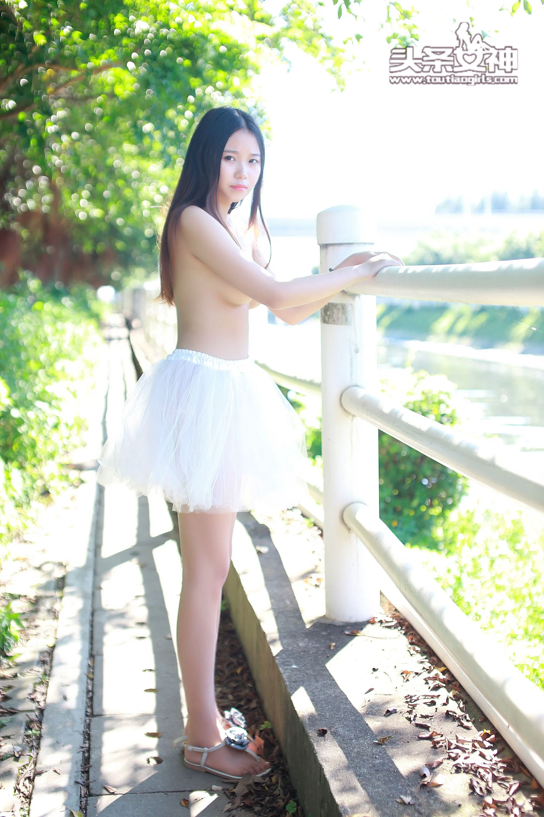 小雨《野外极致露出》 [头条女神] 写真集 - 爱照片