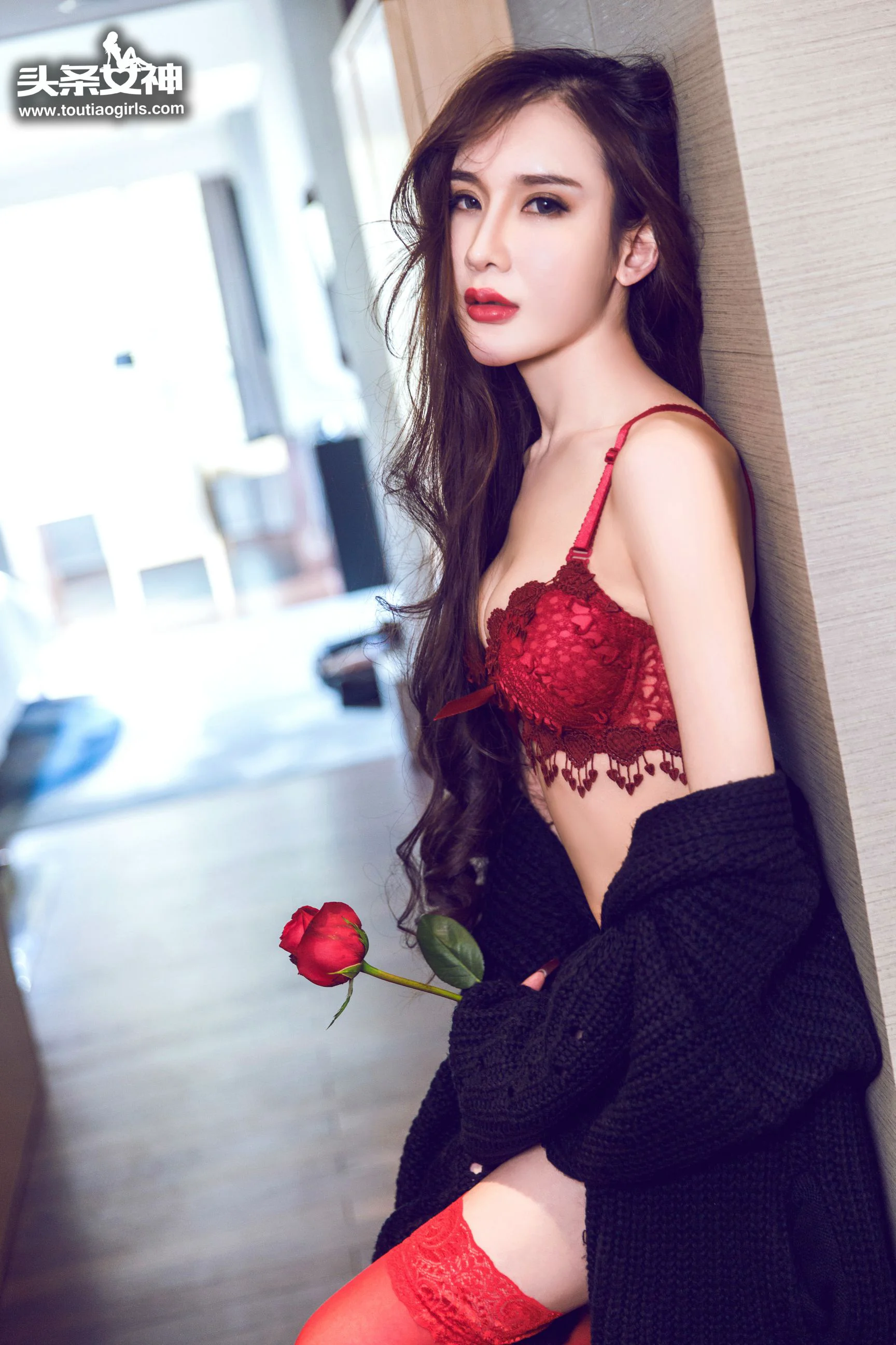 阿依努尔瓦娅《瓦娅的秘密》 [头条女神] 写真集 - 爱照片