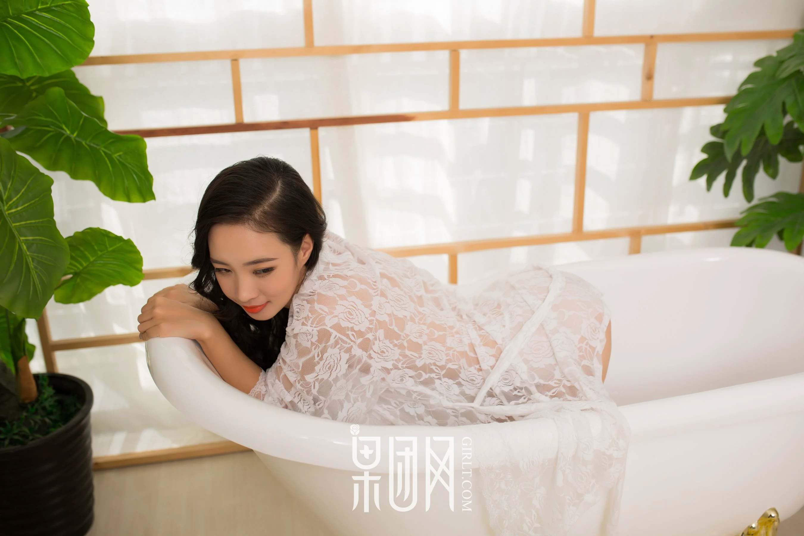 《白色蕾丝&黑色连体网袜》 [果团网Girlt] NO.085 写真集 - 爱照片