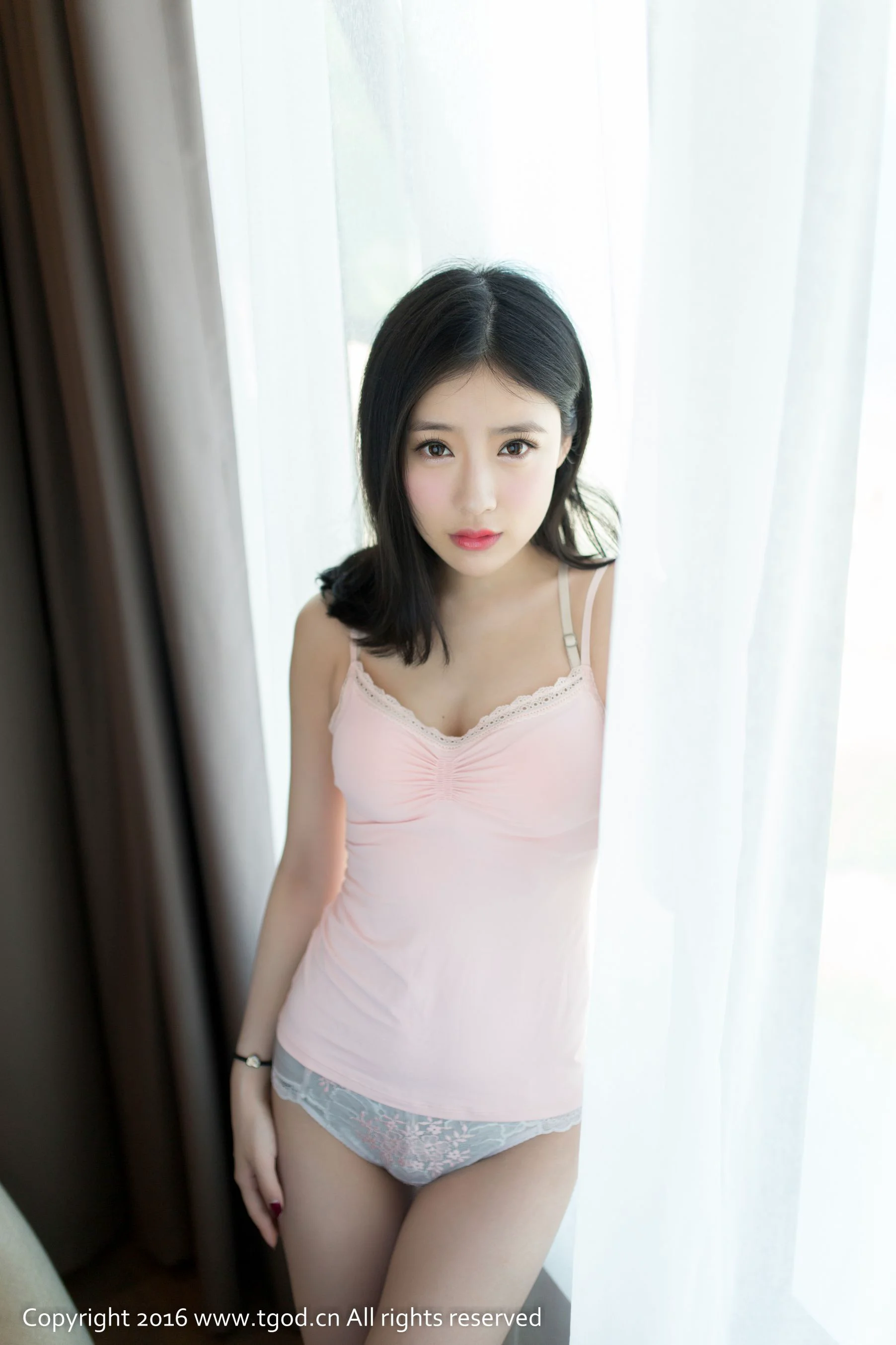 施忆佳KITTY酱《粉色吊带小短裙》 [推女神/尤蜜荟] 写真集 - 爱照片