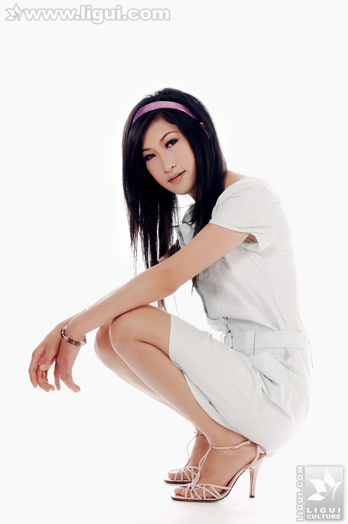 Model 婷婷《白色风情白色诱惑》 [丽柜LiGui] 美腿玉足写真图片 - 爱照片