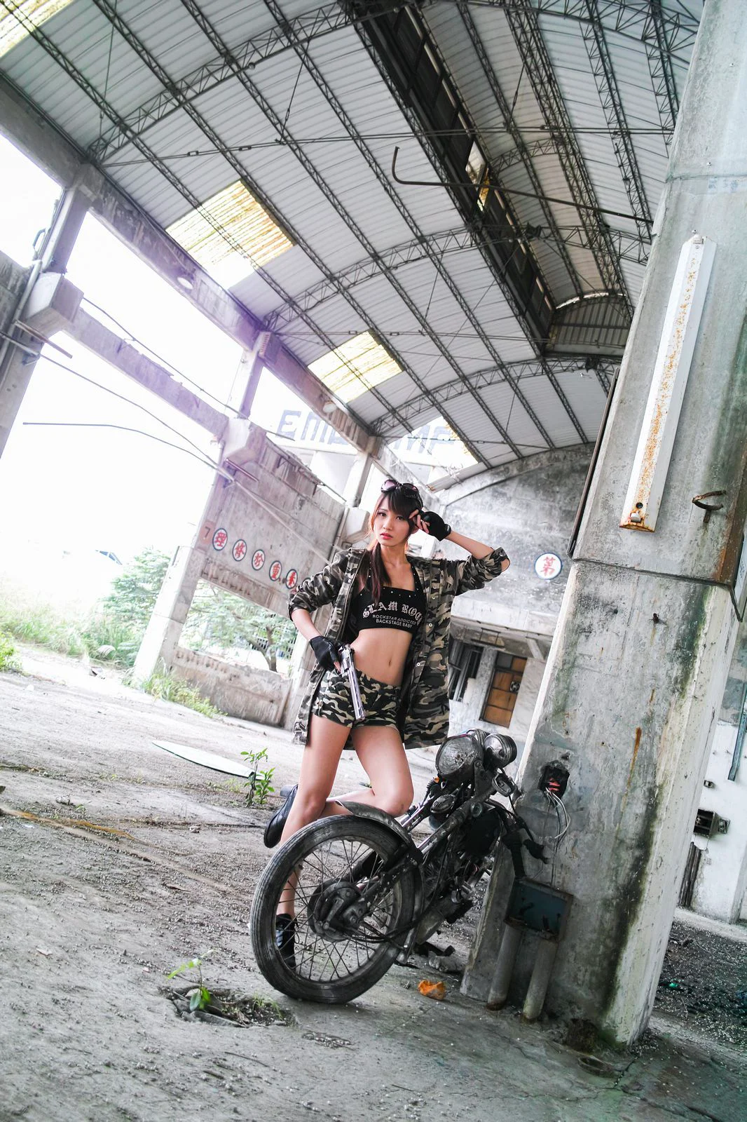 台湾美女蔡译心Candice《南港廢墟外拍》写真集 - 爱照片