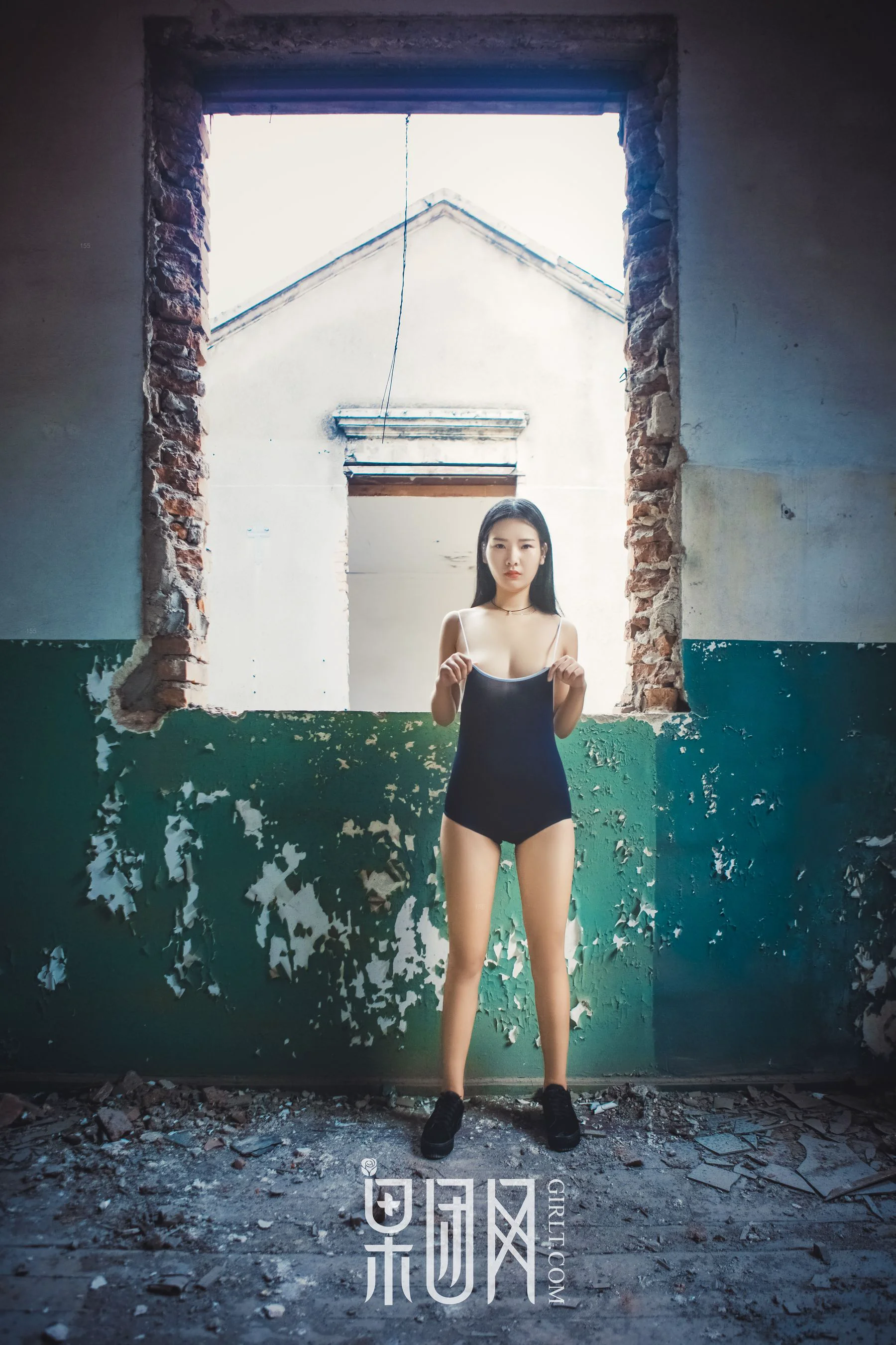 寂静破败的老房子里，正在上演一场香艳大戏！ [果团网Girlt] NO.089 写真集 - 爱照片