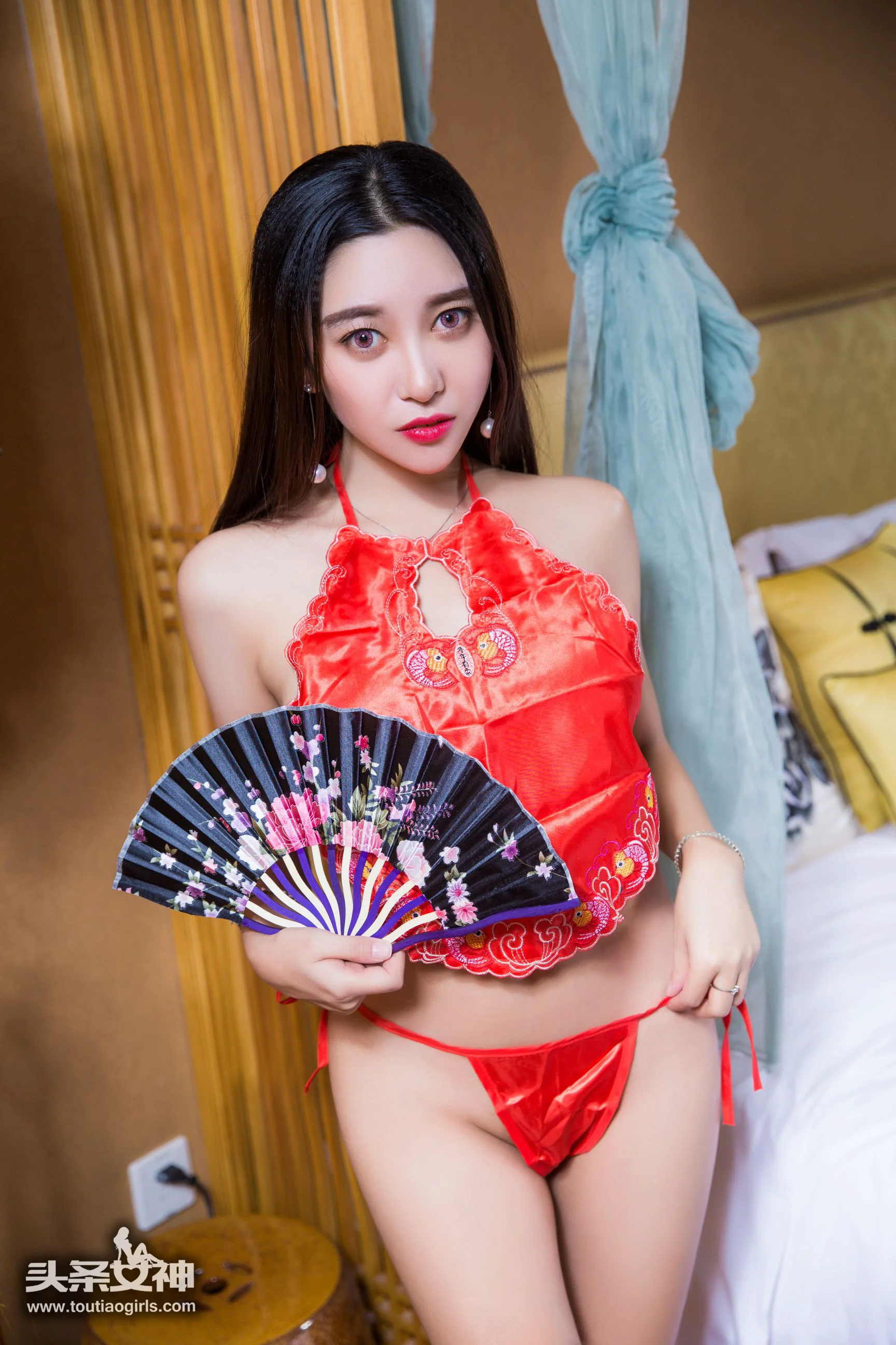 李梓熙《蜜汁痴女 红肚兜》 [头条女神] VIP专享 写真集 - 爱照片
