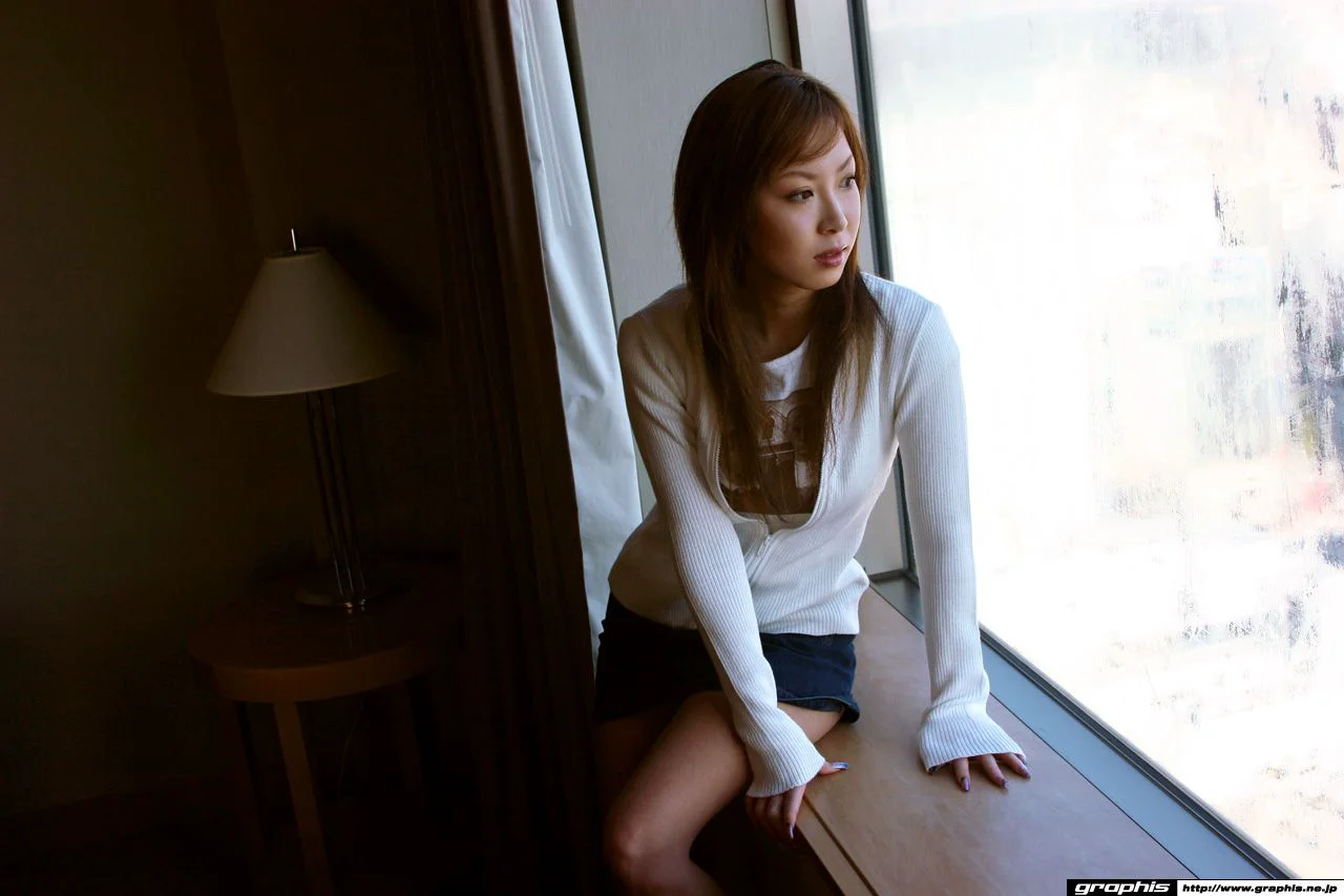 [Graphis] First Gravure 初脱ぎ娘 日向ゆず葉/日向柚子叶 写真集 - 爱照片