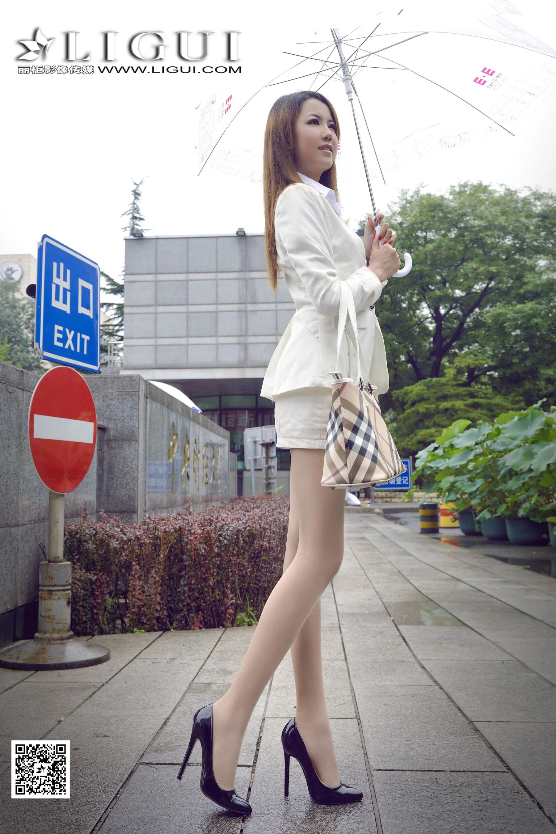 可馨《下雨天街拍OL》 [丽柜] 美腿丝足写真集 - 爱照片