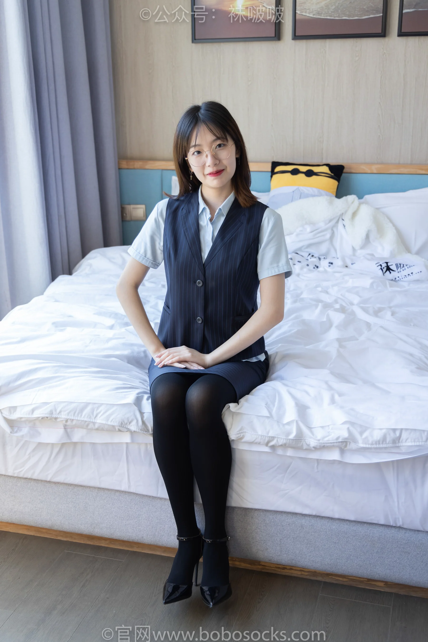 [BoBoSocks袜啵啵] No.038 小甜豆 – 建行行服、高跟鞋、厚黑丝 - 爱照片