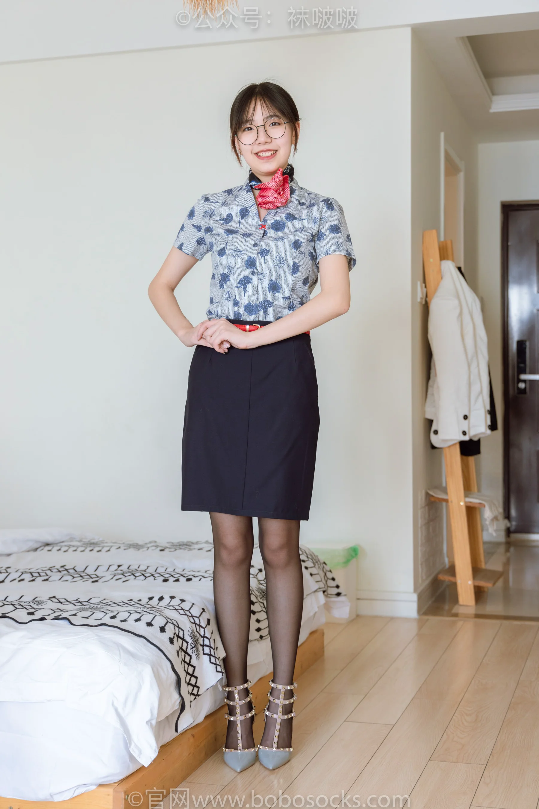 [BoBoSocks袜啵啵] No.087 小甜豆 – 空姐制服、高跟鞋、黑丝 - 爱照片