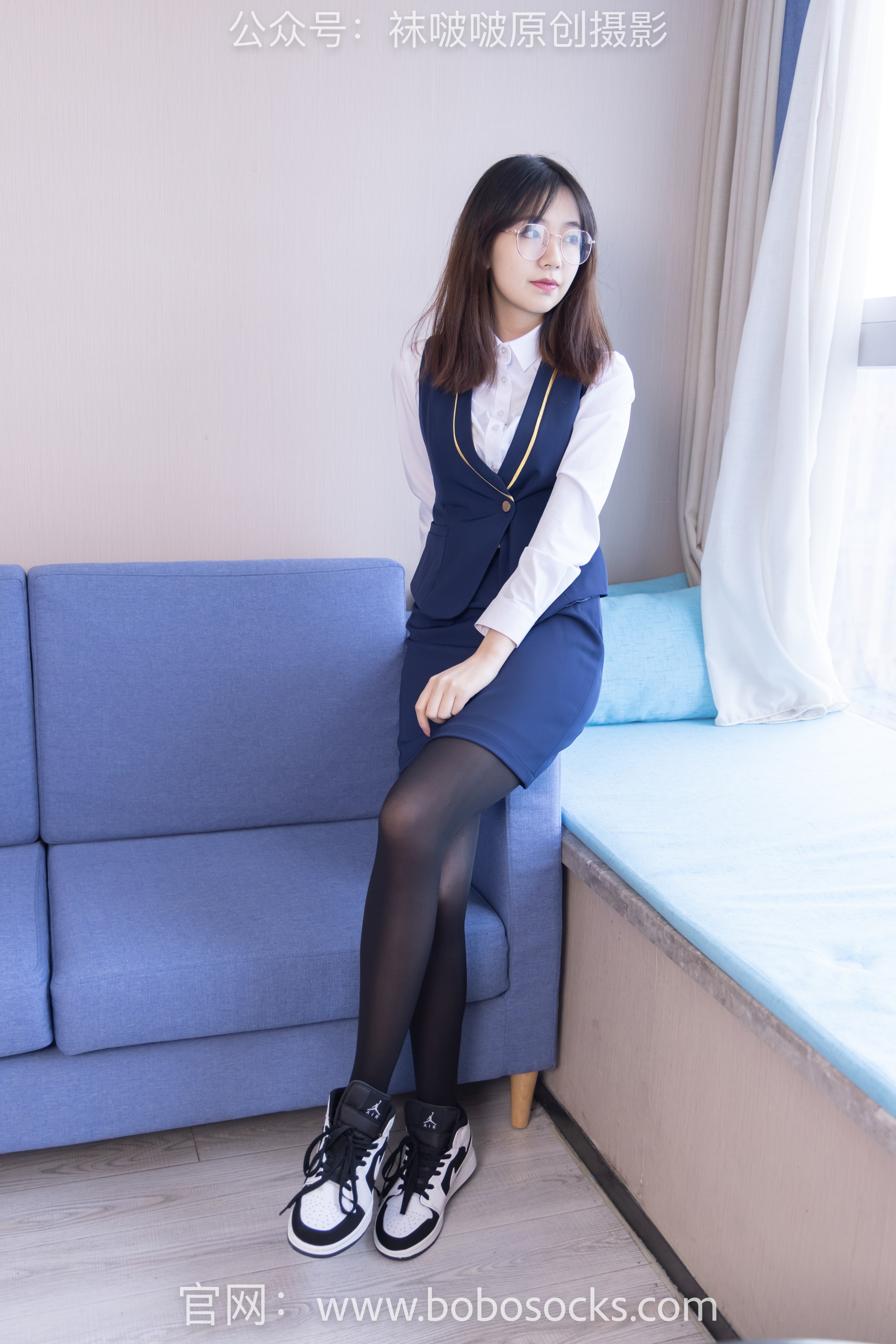 [BoBoSocks袜啵啵] No.132 小甜豆 – aj1板鞋、蓝色短靴、厚黑丝、厚红丝 - 爱照片