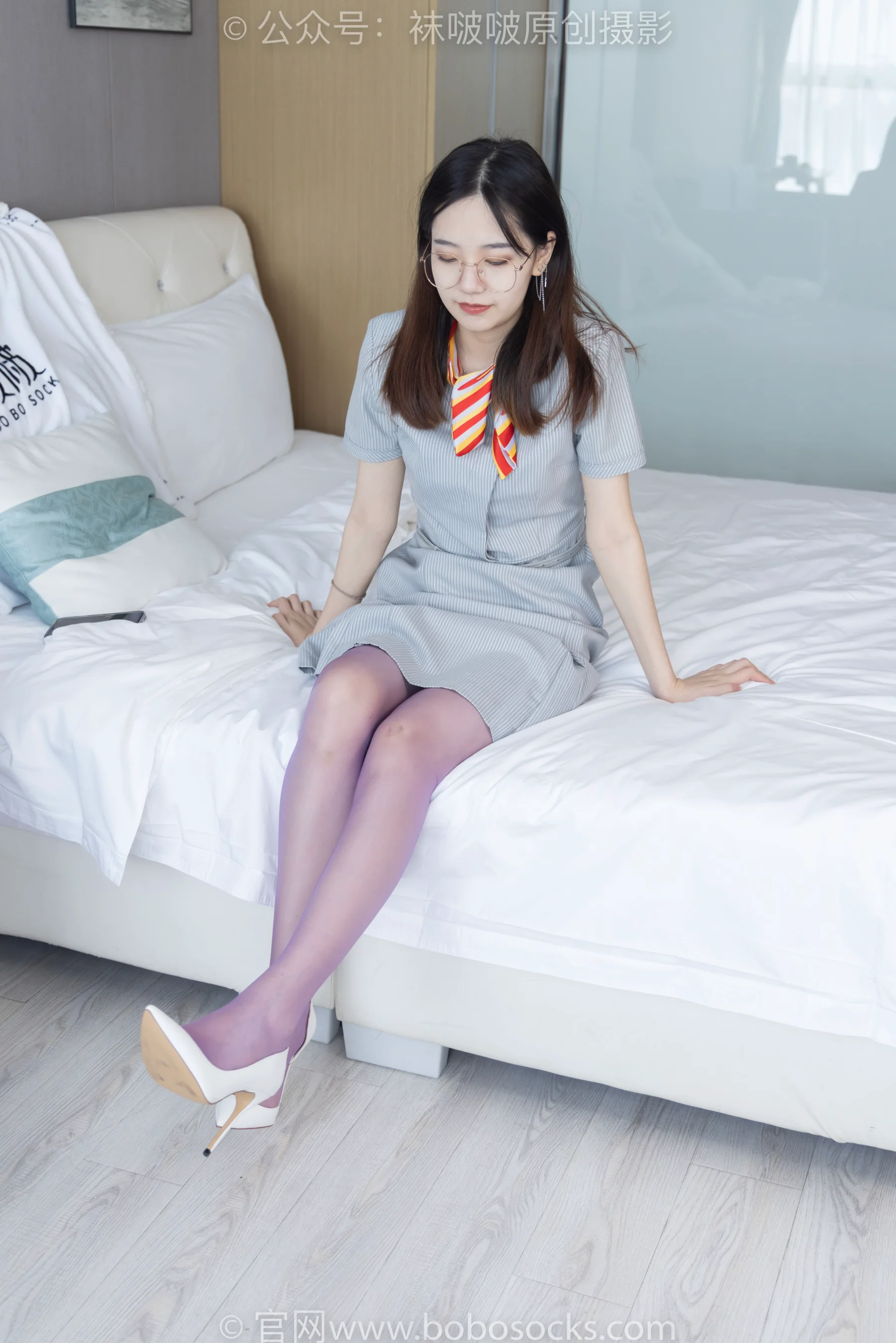 [BoBoSocks袜啵啵] No.205 小甜豆 – 白色高跟鞋、紫色油亮丝袜 - 爱照片