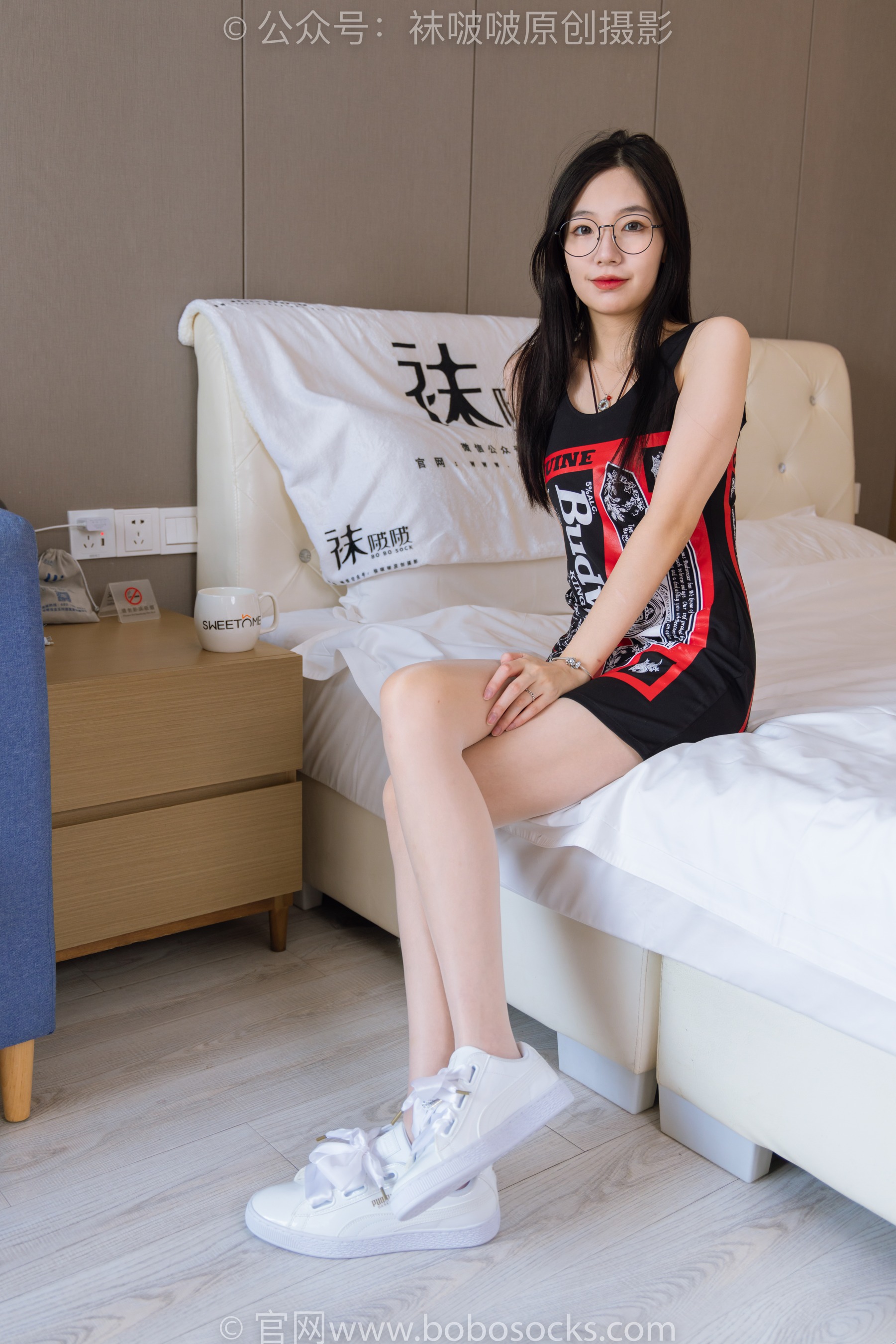 [BoBoSocks袜啵啵] No.230 小甜豆 – 两双高跟鞋、板鞋、油亮肉丝、油亮白丝 - 爱照片