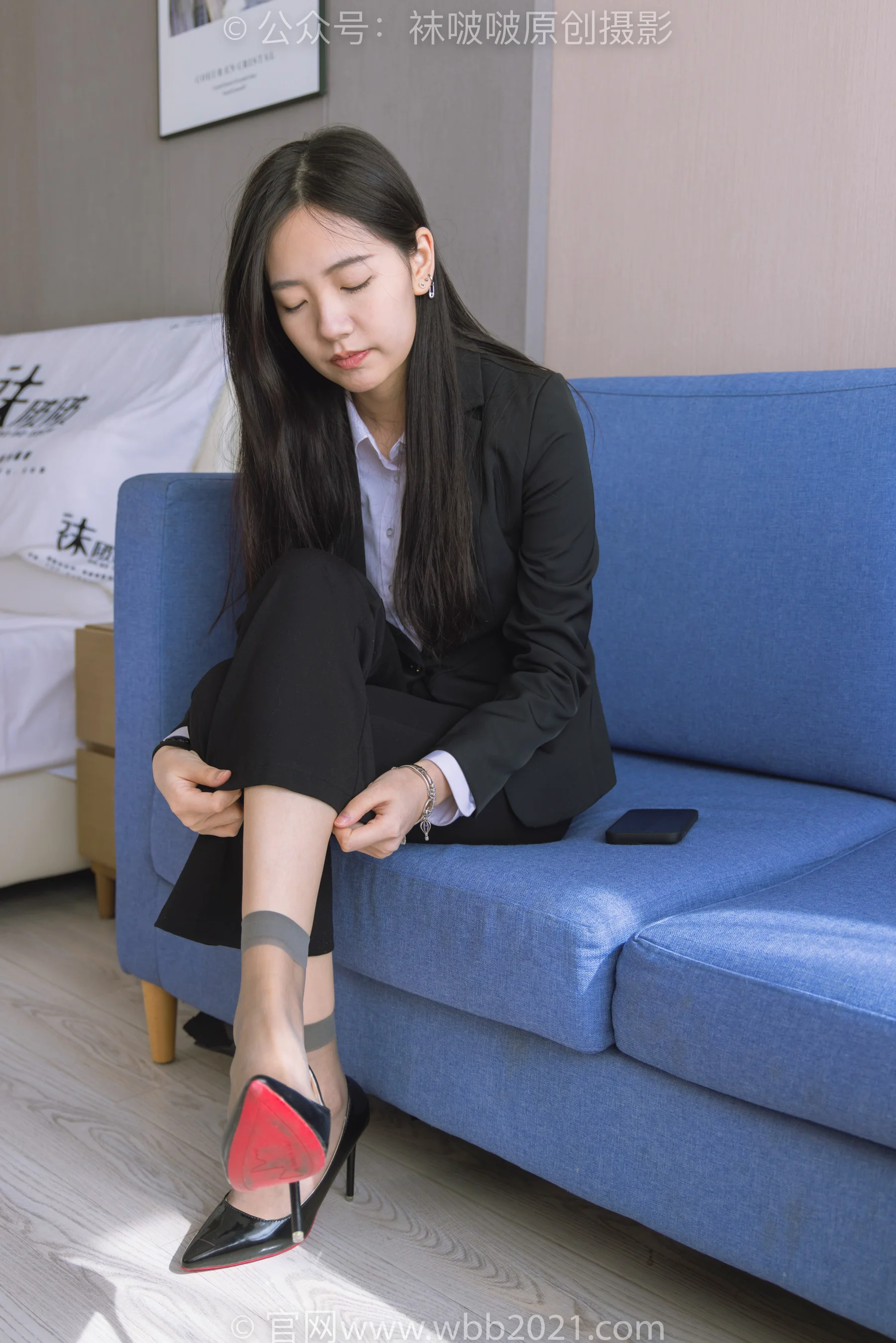 [BoBoSocks袜啵啵] No.245 小甜豆 – 高跟鞋、短灰丝、半蹲镜头较多 - 爱照片
