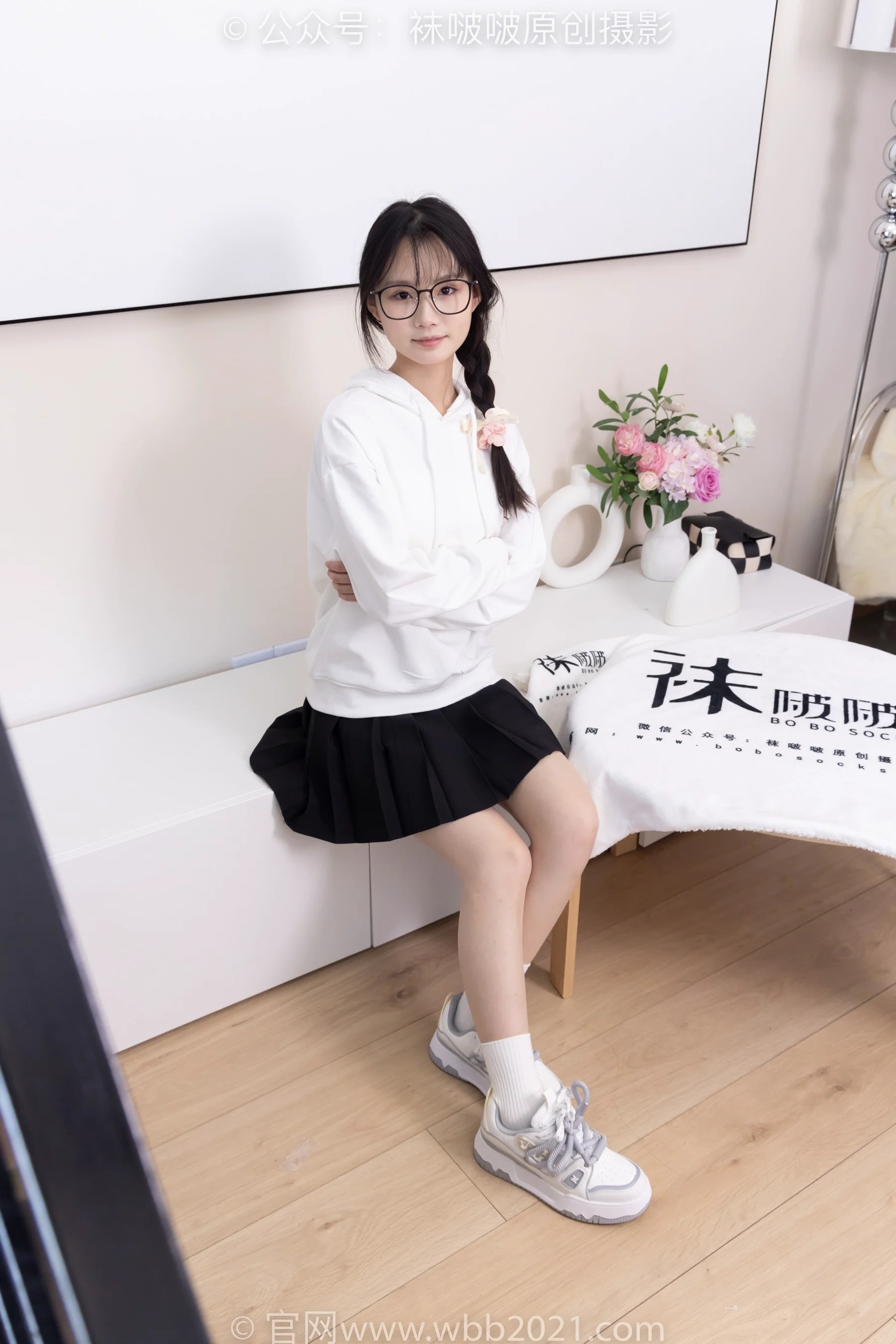 [BoBoSocks袜啵啵] No.368 甜甜圈 – 运动鞋、白棉袜、油亮肉丝（花絮版） - 爱照片