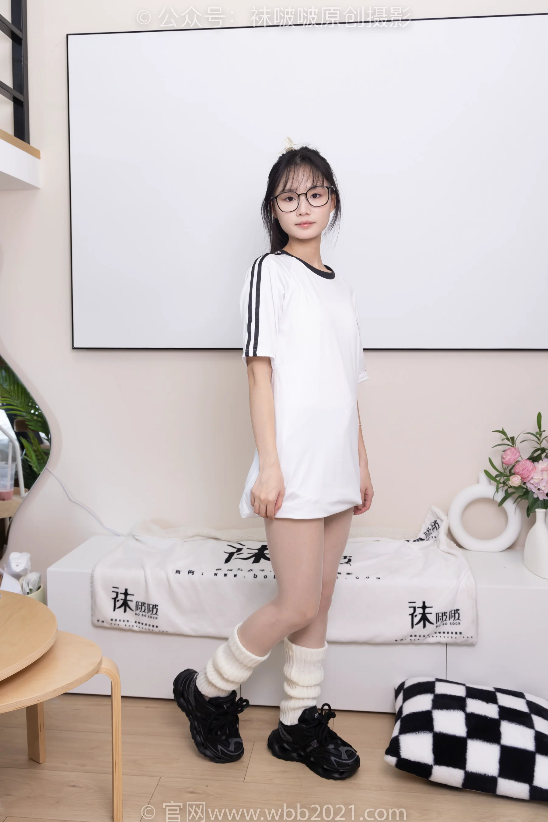 [BoBoSocks袜啵啵] No.376 甜甜圈 – 运动鞋、堆堆袜套、白丝（花絮版） - 爱照片