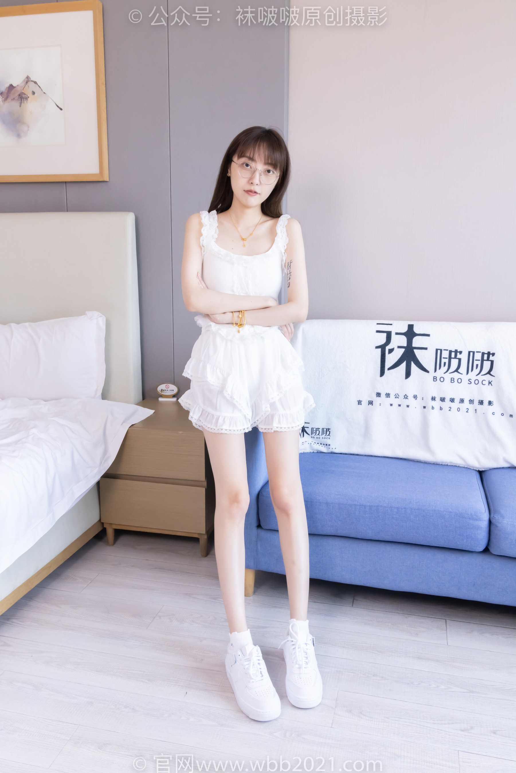 [BoBoSocks袜啵啵] No.417 稚予 – 板鞋、白棉袜、裸足（黑色美甲）、裸足部分脚底抹精油、脚部特写较多（花絮版） - 爱照片