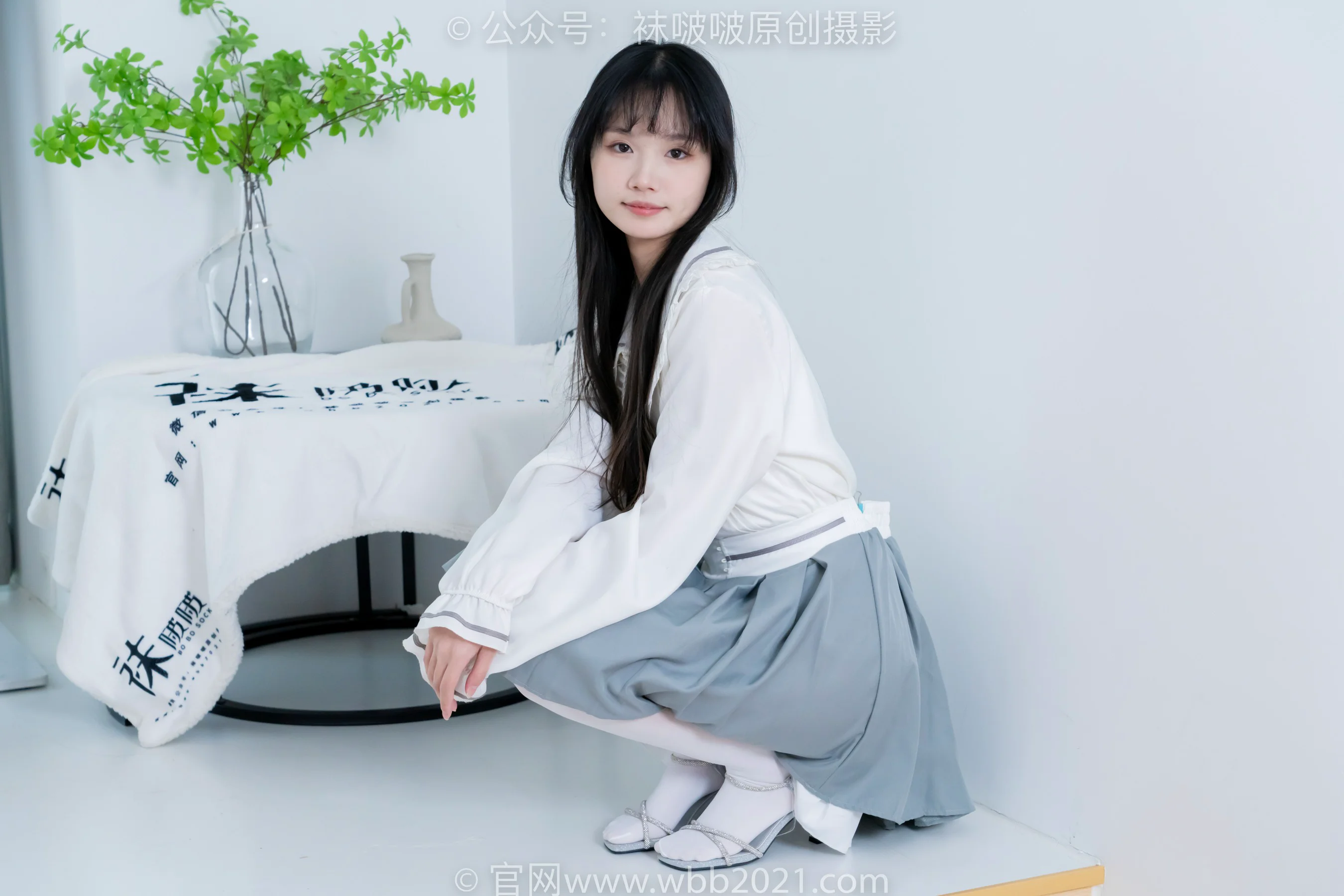 [BoBoSocks袜啵啵] No.468 甜甜圈 – 高跟凉鞋、厚白丝、裸足、丝袜和裸足踩蓝莓剧情（花絮版） - 爱照片