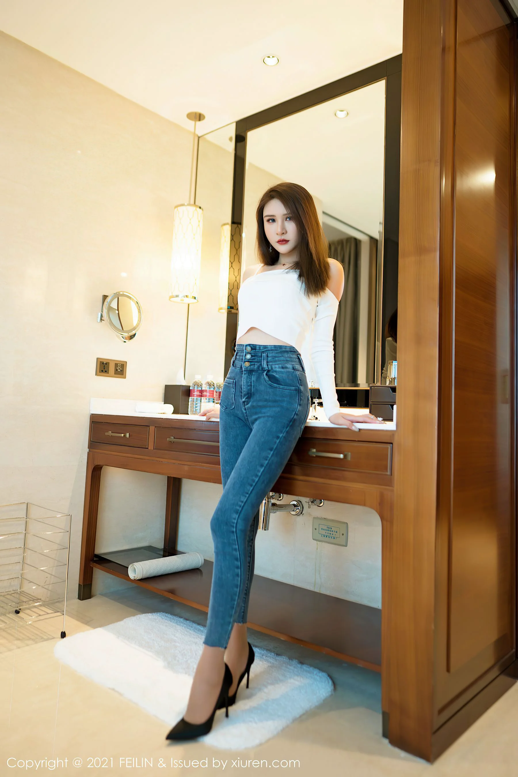 [嗲囡囡FEILIN] VOL.389 Emily顾奈奈 – 牛仔裤与极致朦胧丝袜 - 爱照片