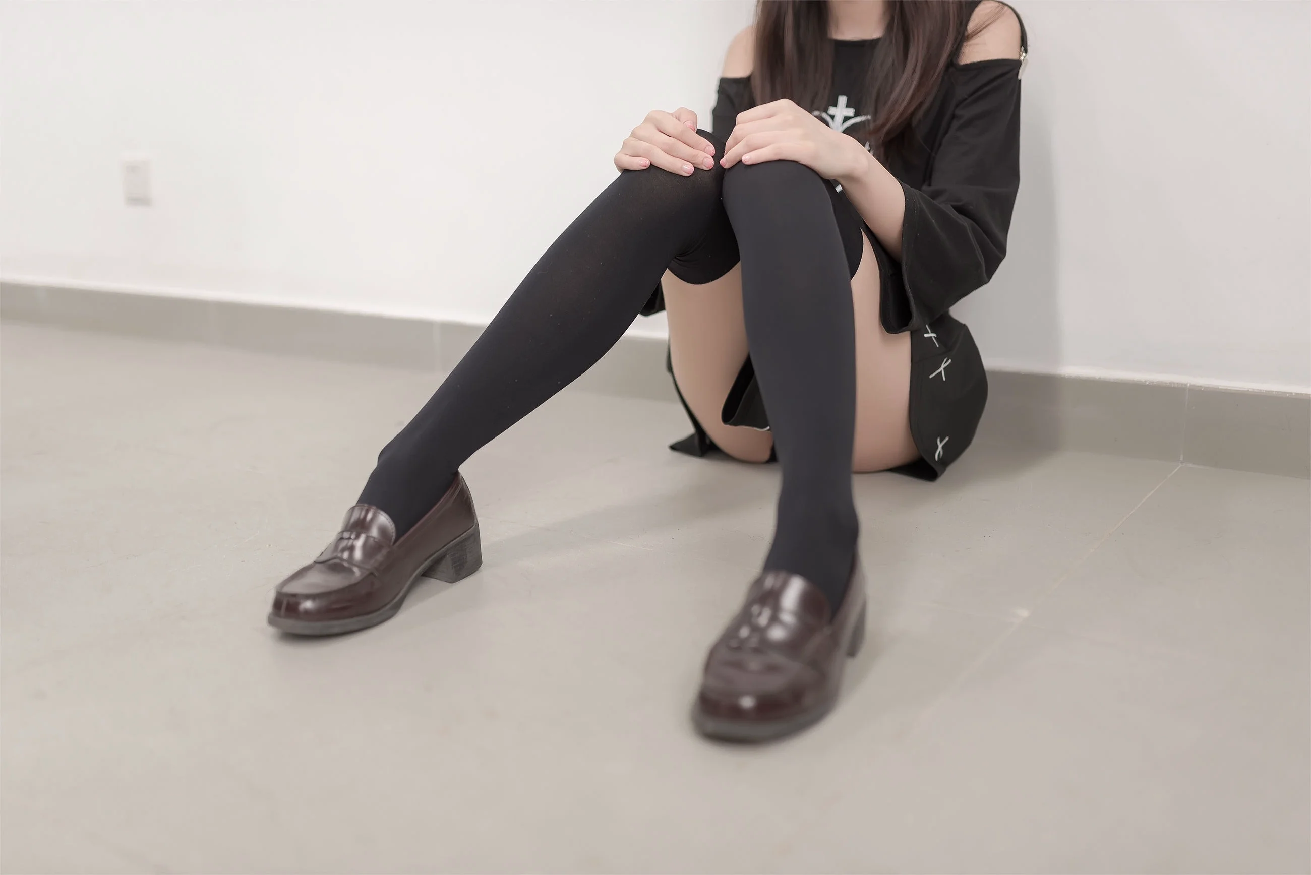 [风之领域] NO.011 教室黑丝修长美腿 写真集 - 爱照片