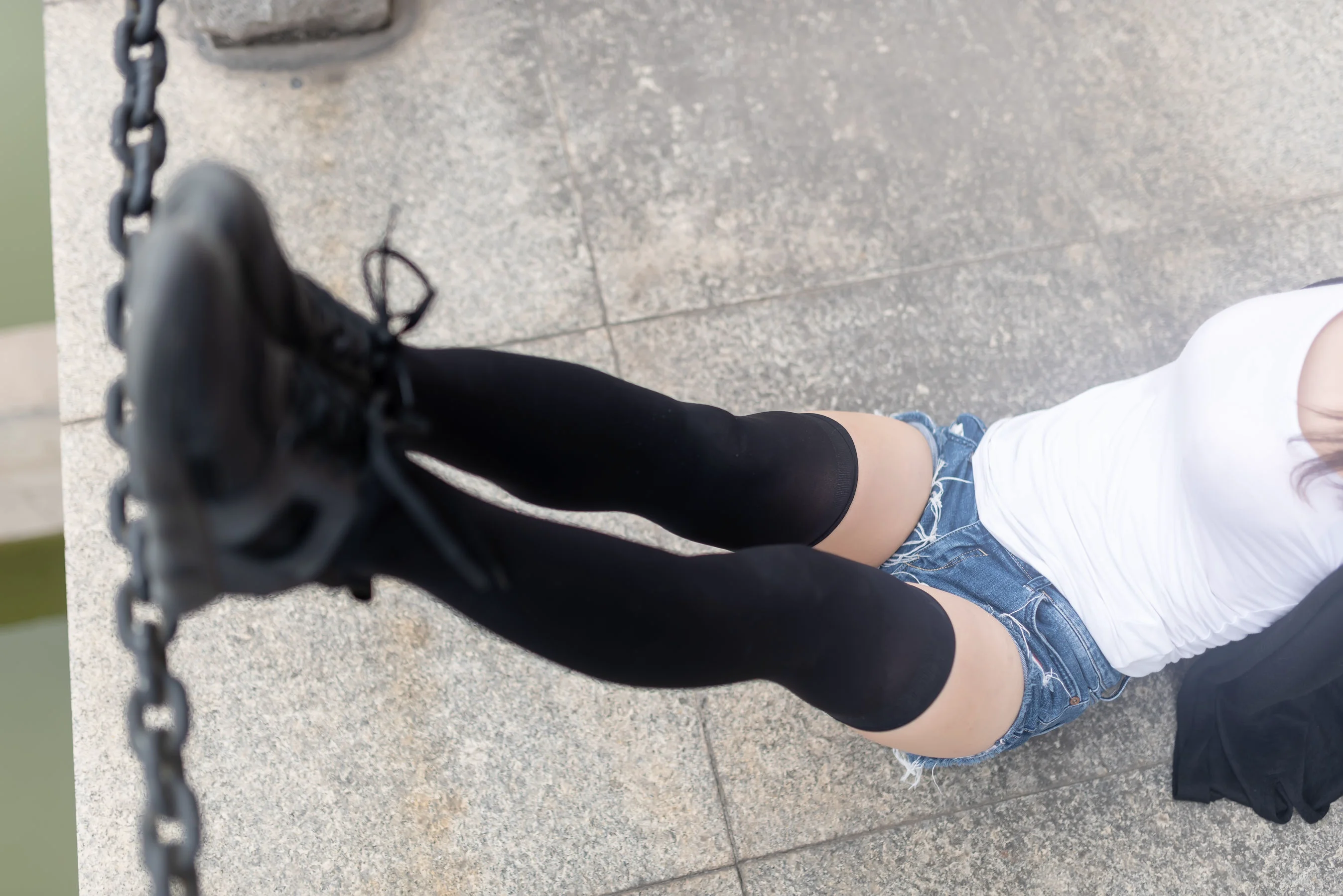 [风之领域] NO.043 黑丝大胸时尚少女户外 写真集 - 爱照片