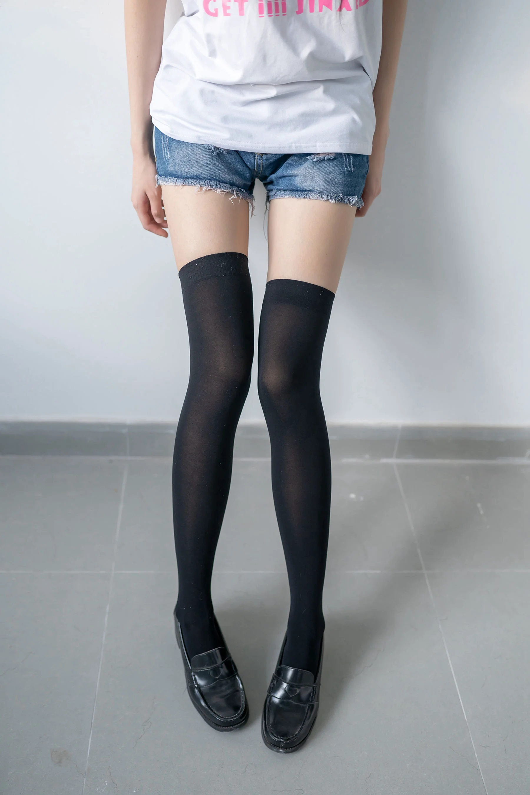 [风之领域] NO.113 黑丝牛仔短裤小蛮腰 写真集 - 爱照片