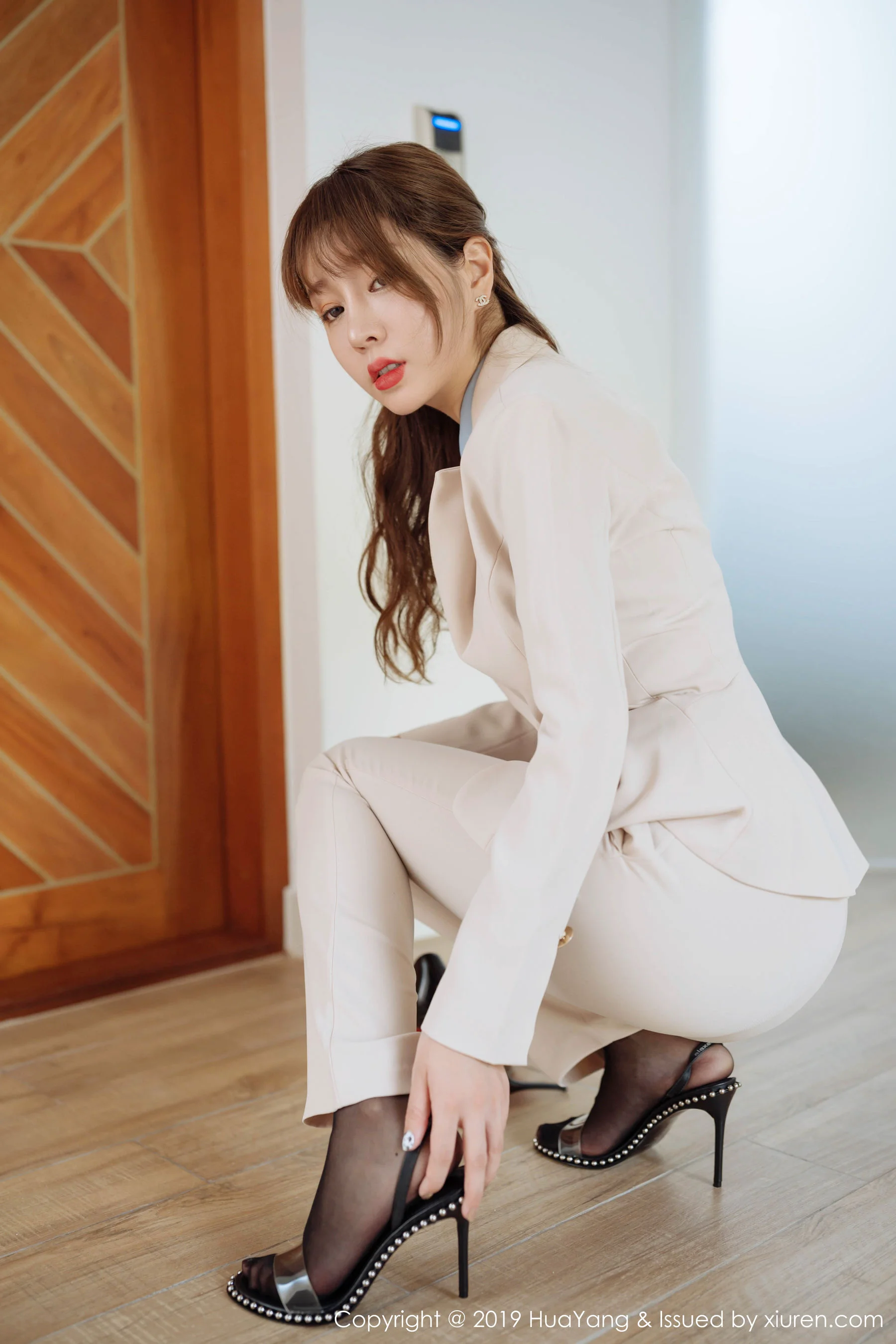 王雨纯《逐步褪去的衣服》 [花漾HuaYang] Vol.192 写真集 - 爱照片