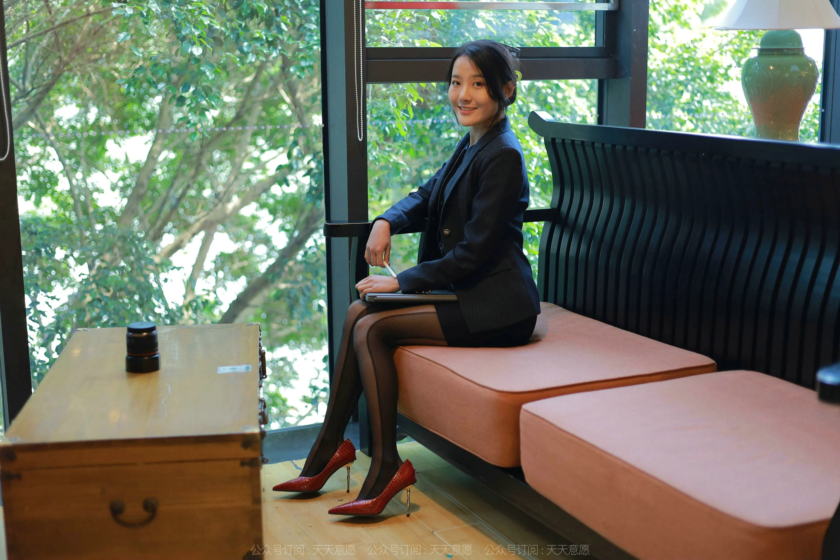 [IESS异思趣向] 丝享家 1057：婉萍 《OL嘿丝玉姐》 - 爱照片
