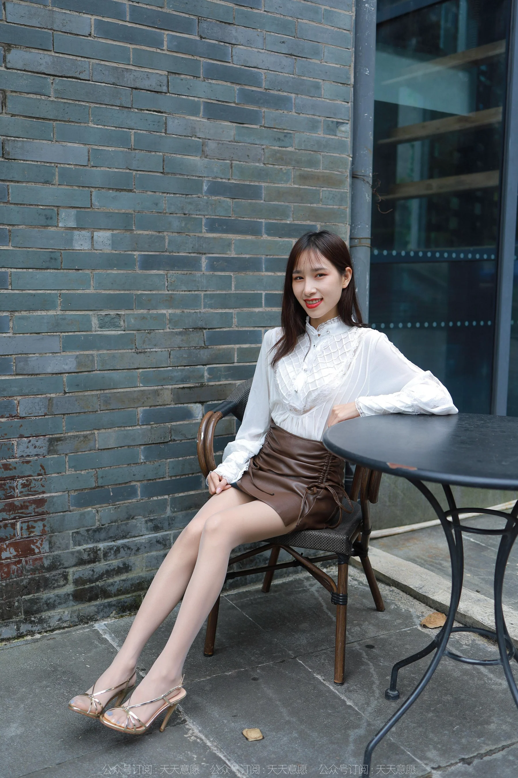 [IESS异思趣向] 丝享家 1083：美子 《金色凉鞋》 - 爱照片