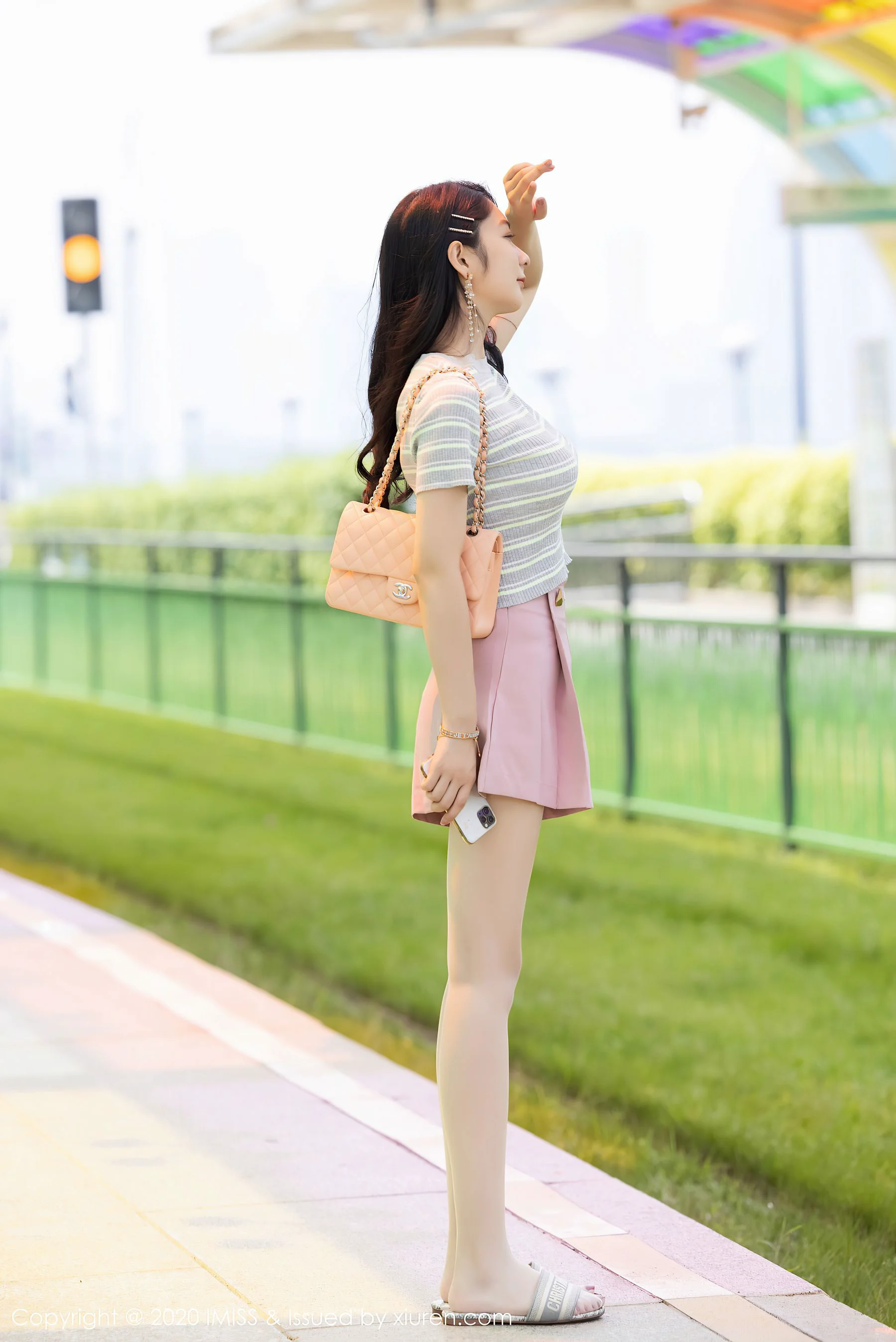 [爱蜜社IMiss] Vol.526 Angela小热巴 – 靓丽车拍与极致朦胧美腿系列 - 爱照片
