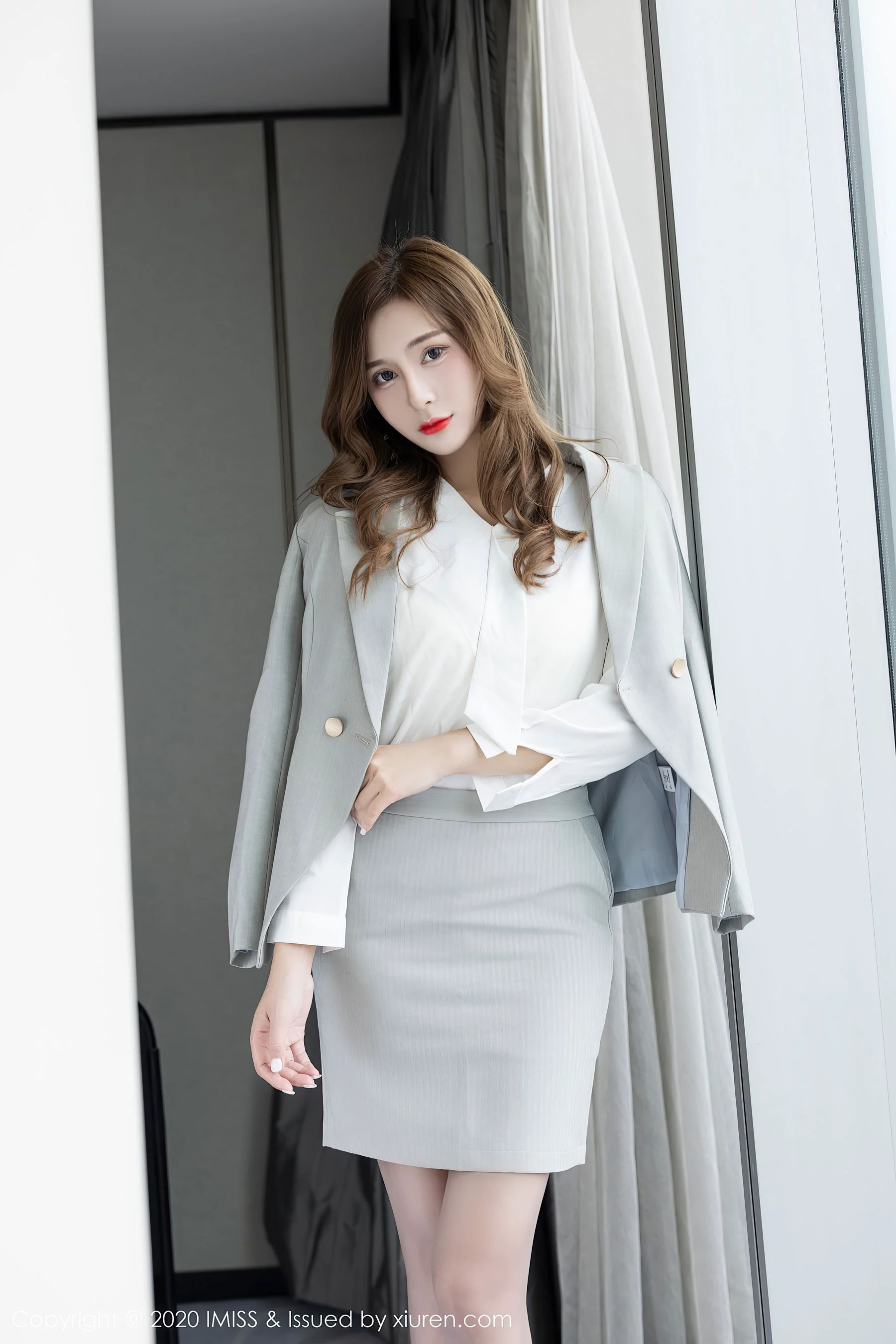 [爱蜜社IMiss] Vol.535 Lavinia肉肉 – 洁白典雅的服饰轻裹娇躯 - 爱照片