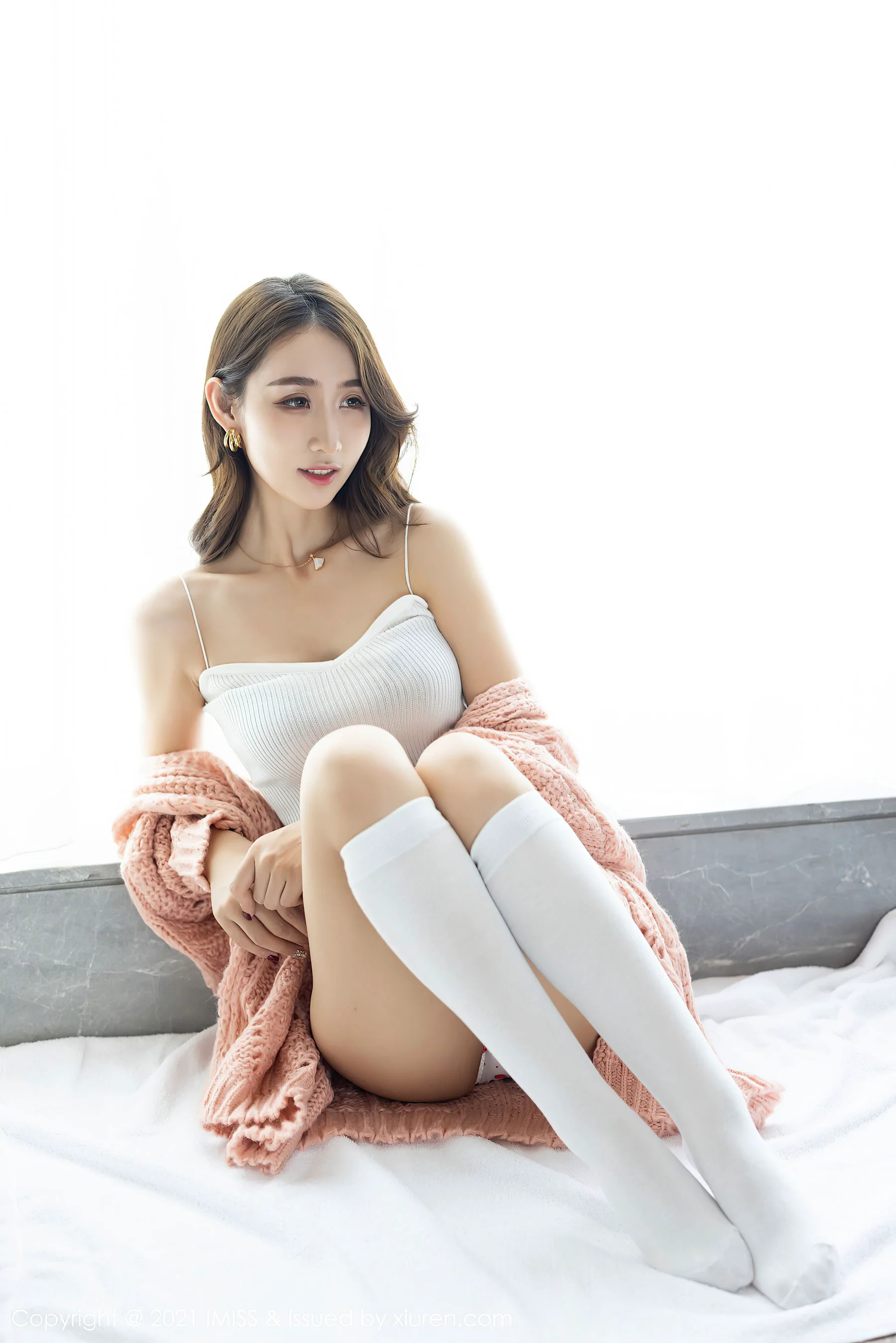 [爱蜜社IMiss] Vol.561 萌白酱 – 草莓内衣与朦胧的丝袜 - 爱照片