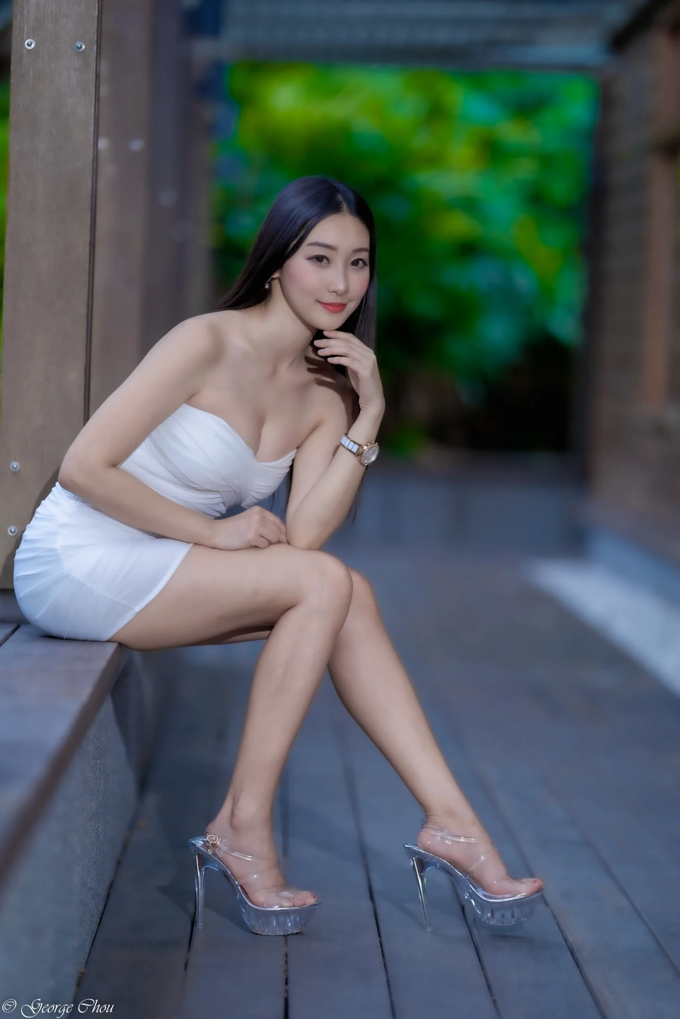 [街拍丝足] NO.076 台湾腿模 吴小葵 纯白小礼服 高跟美腿外拍 - 爱照片