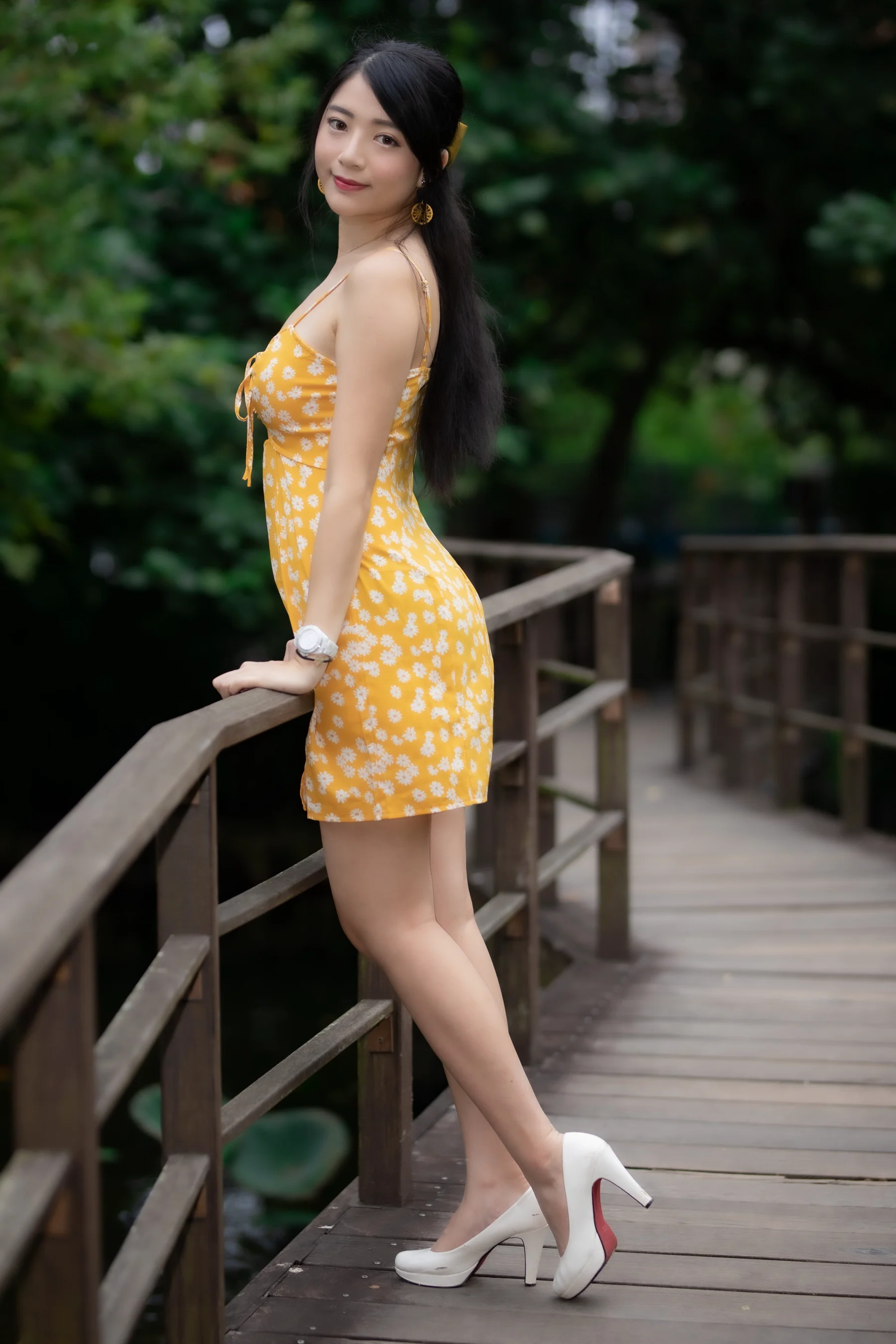 [街拍丝足] NO.170 湘芹 吊带连衣裙高跟美腿 - 爱照片
