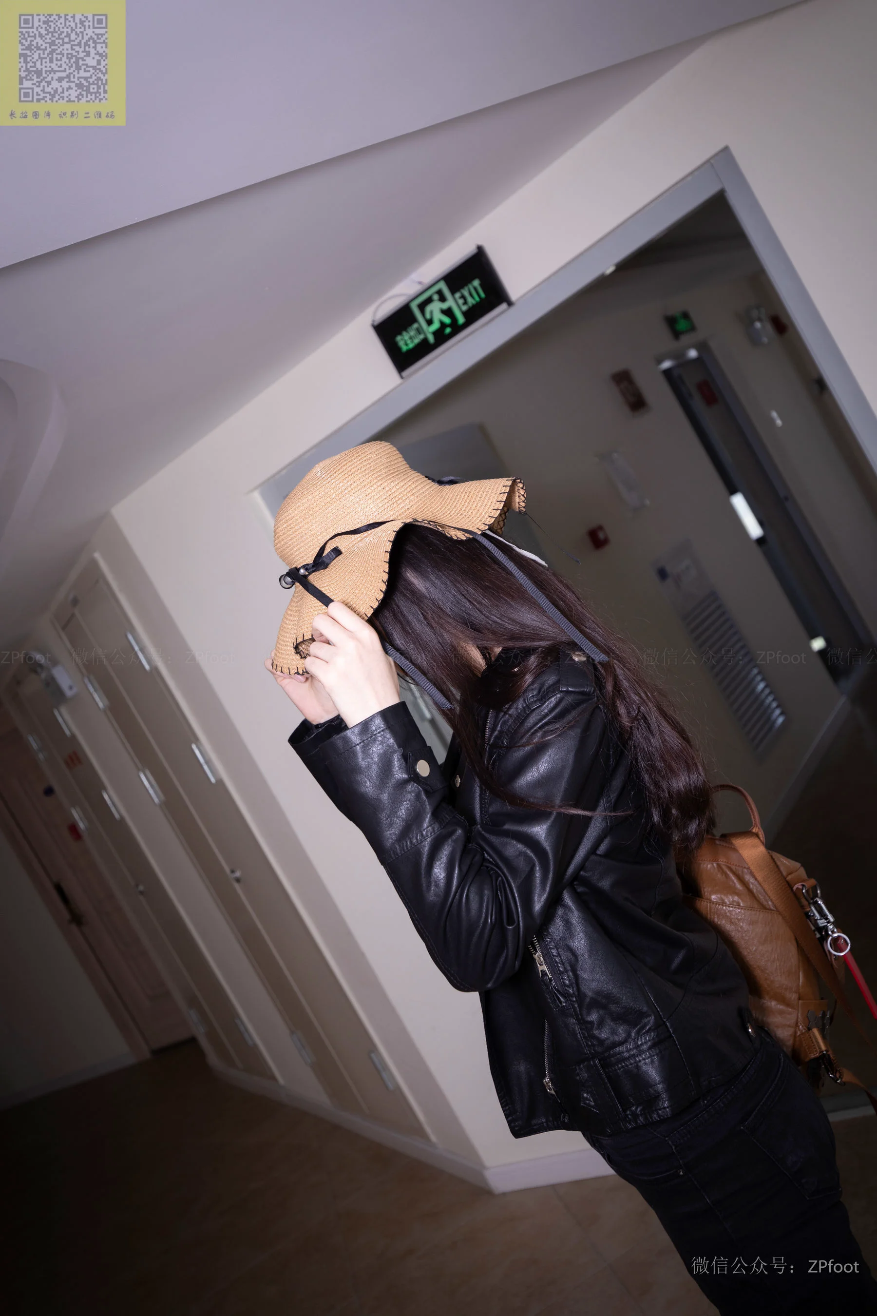 [山茶摄影LSS] NO.086 进门就把袜子脱了洗了 写真套图 - 爱照片