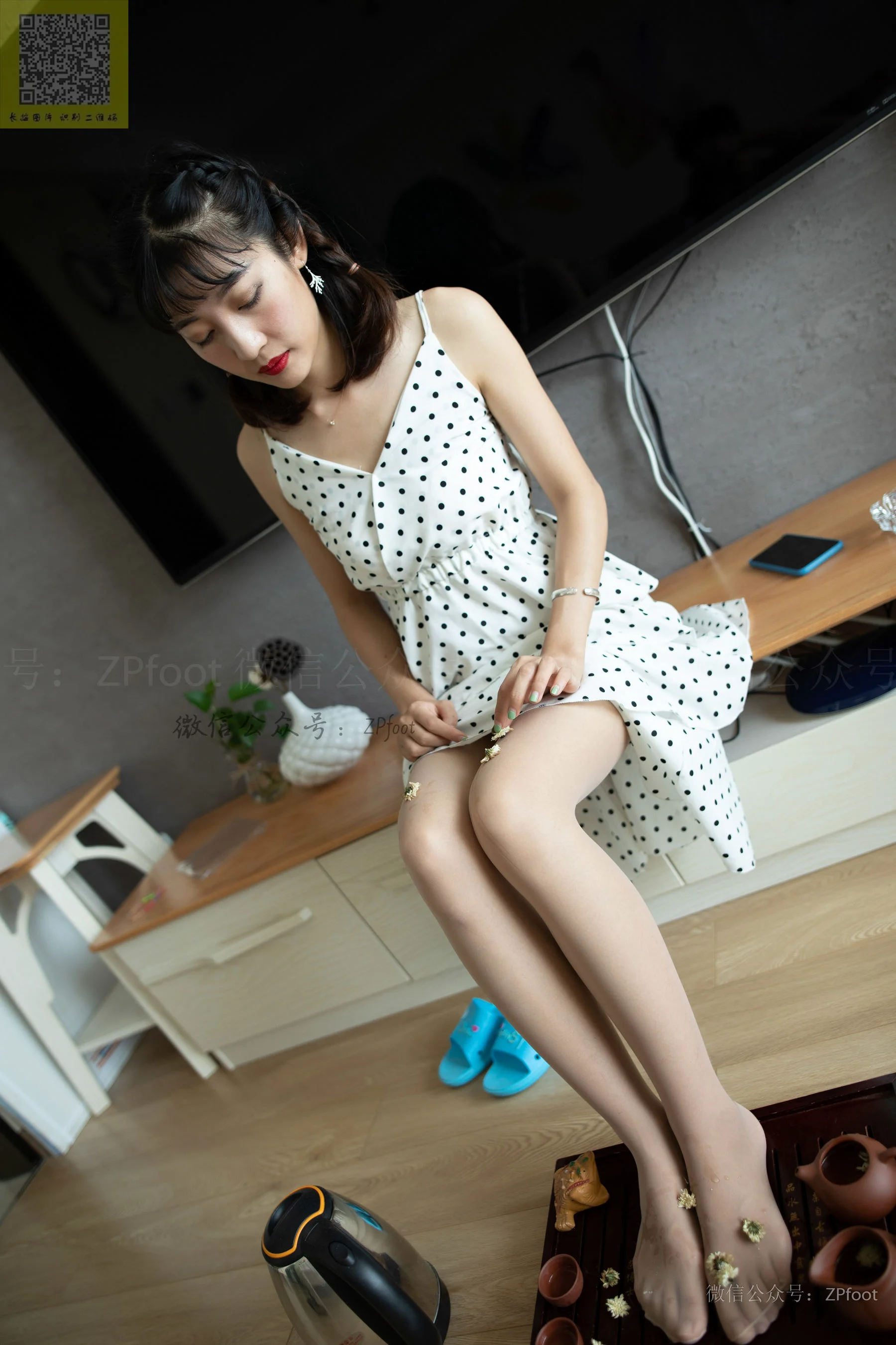 [山茶摄影LSS] NO.126 丝袜泡茶 写真套图 - 爱照片