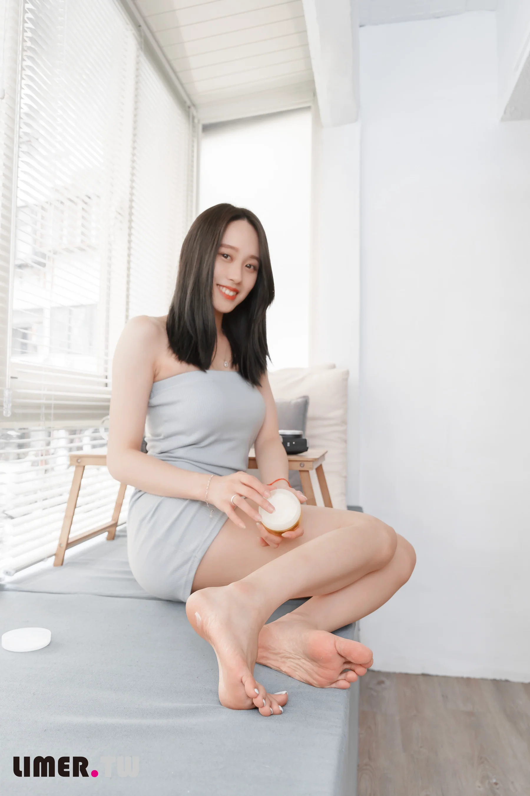 [Limerence] No.041 极品女神Sammy 嫩足玩弄穆勒鞋 - 爱照片
