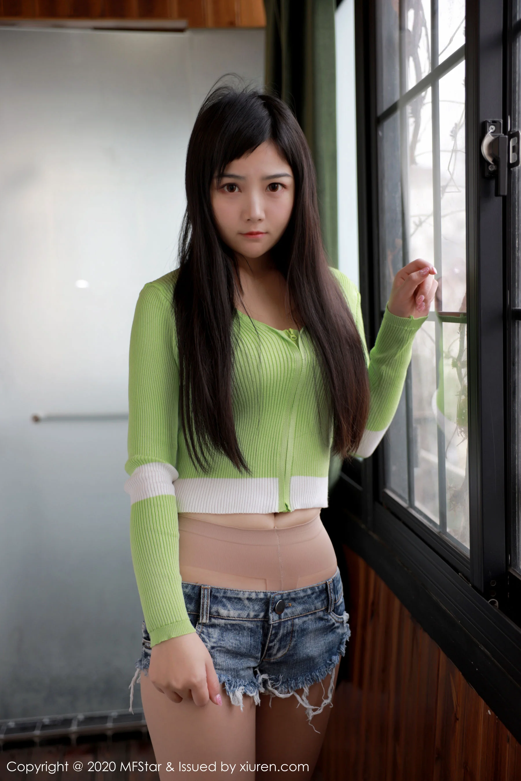 [模范学院MFStar] Vol.290 徐微微mia 《超短牛仔裤与朦胧丝袜》 写真集 - 爱照片