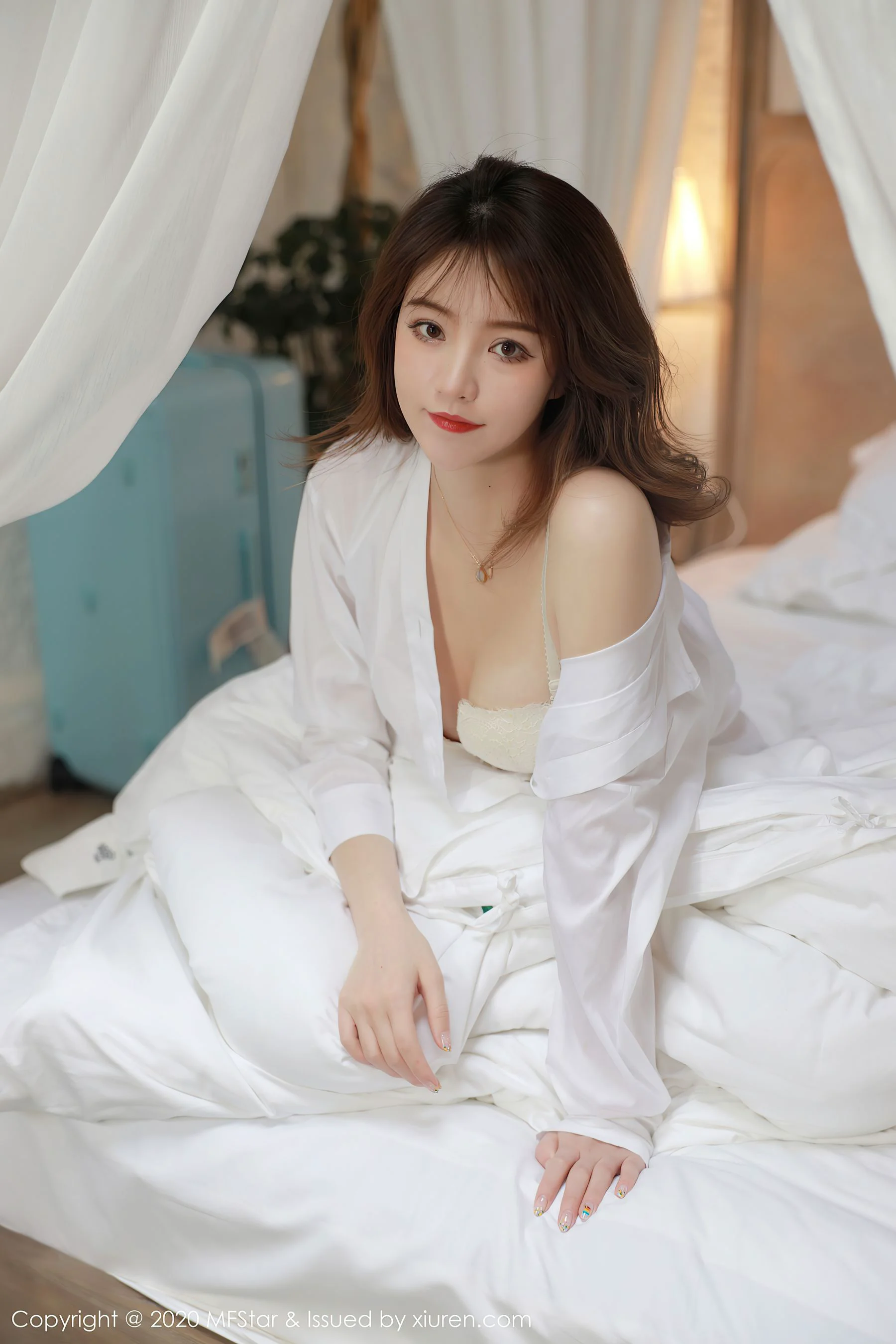[模范学院MFStar] Vol.369 yoo优优 – 白色衬衫与蕾丝袜 - 爱照片