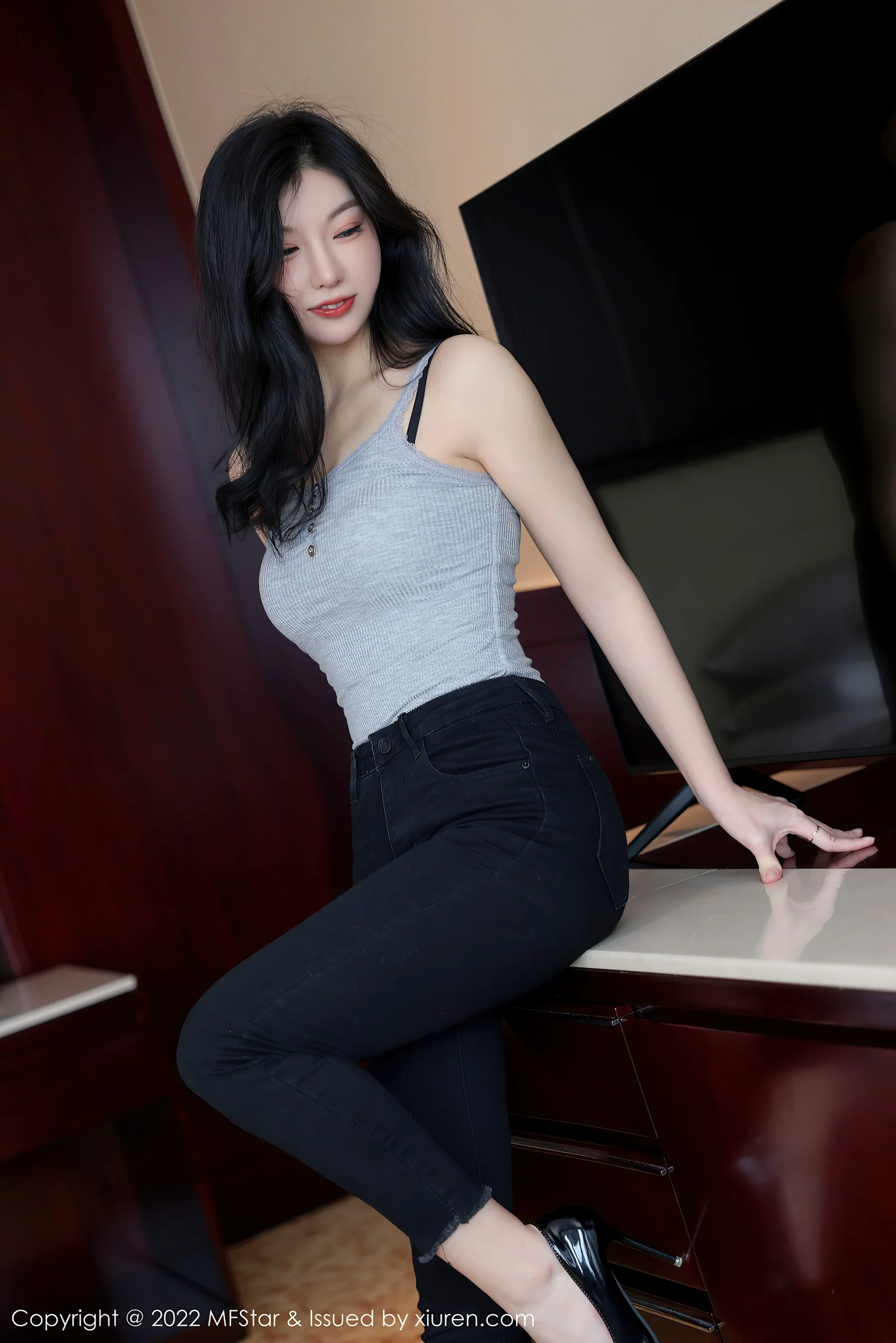 [MFStar模范学院] VOL.557 人间荒糖 美腿牛仔裤 - 爱照片