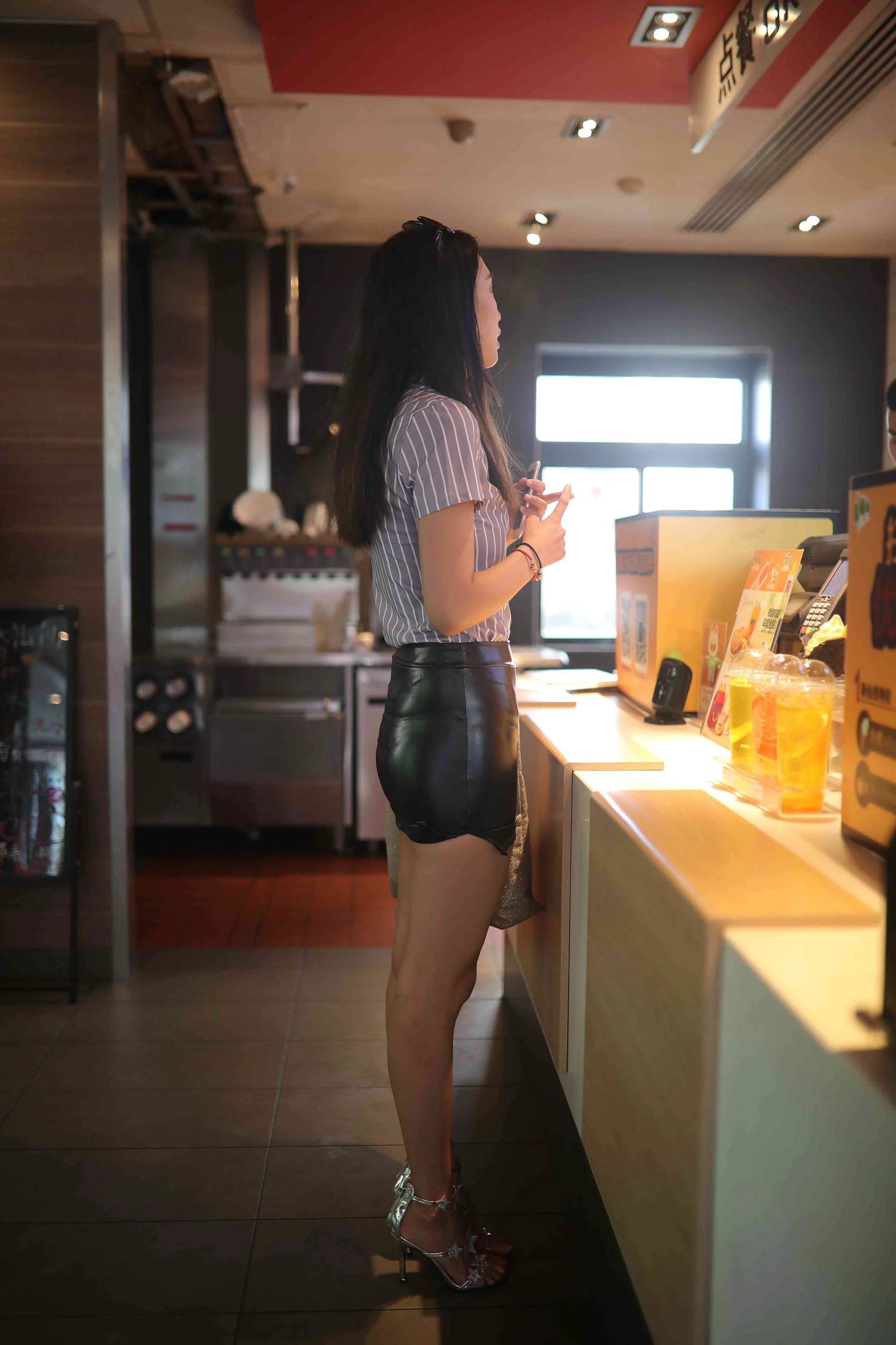 [魔镜街拍] No.003 长腿皮裙美女 - 爱照片