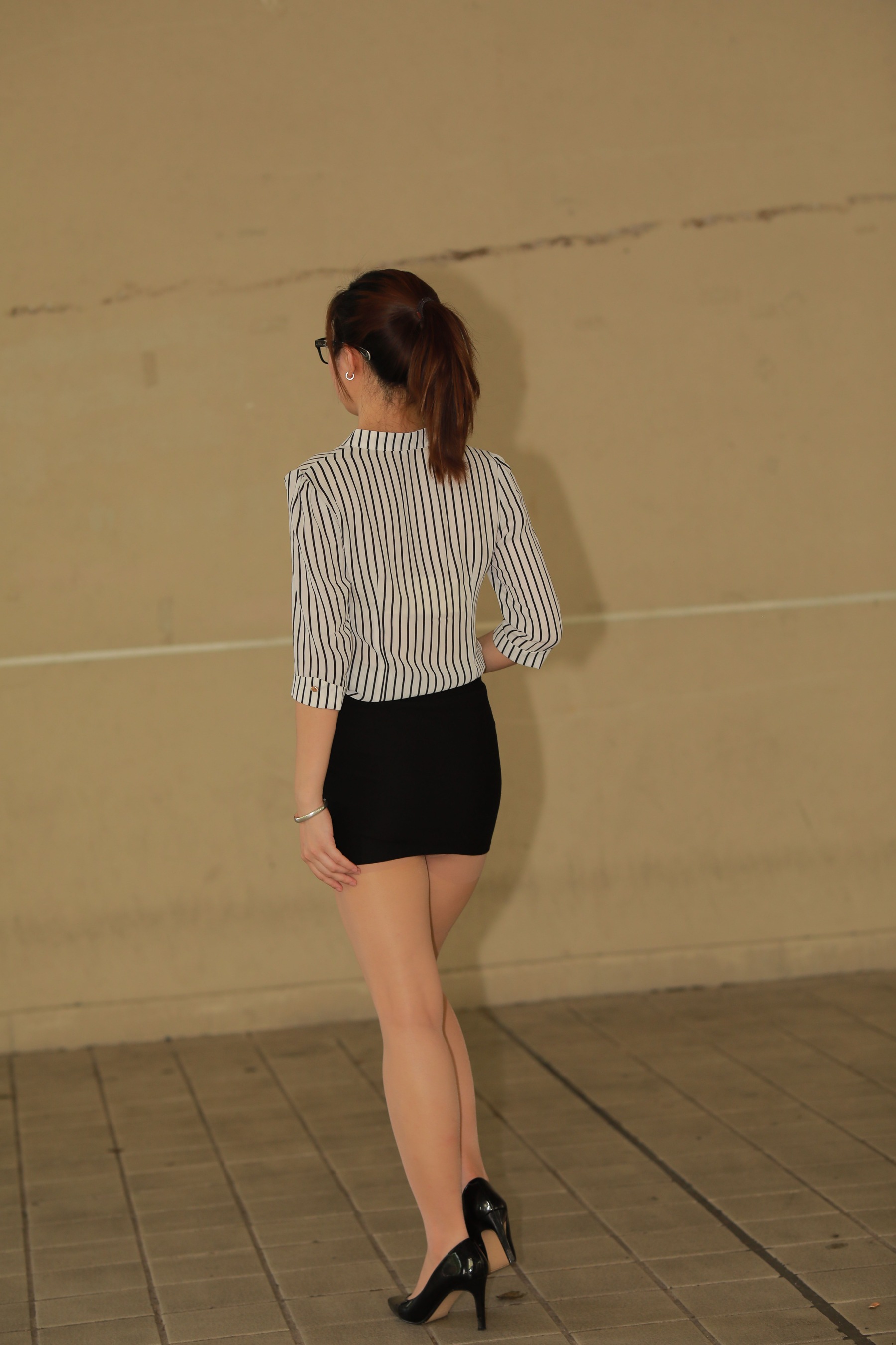 [魔镜街拍] No.021 制服包臀裙小姐姐2 教室 - 爱照片