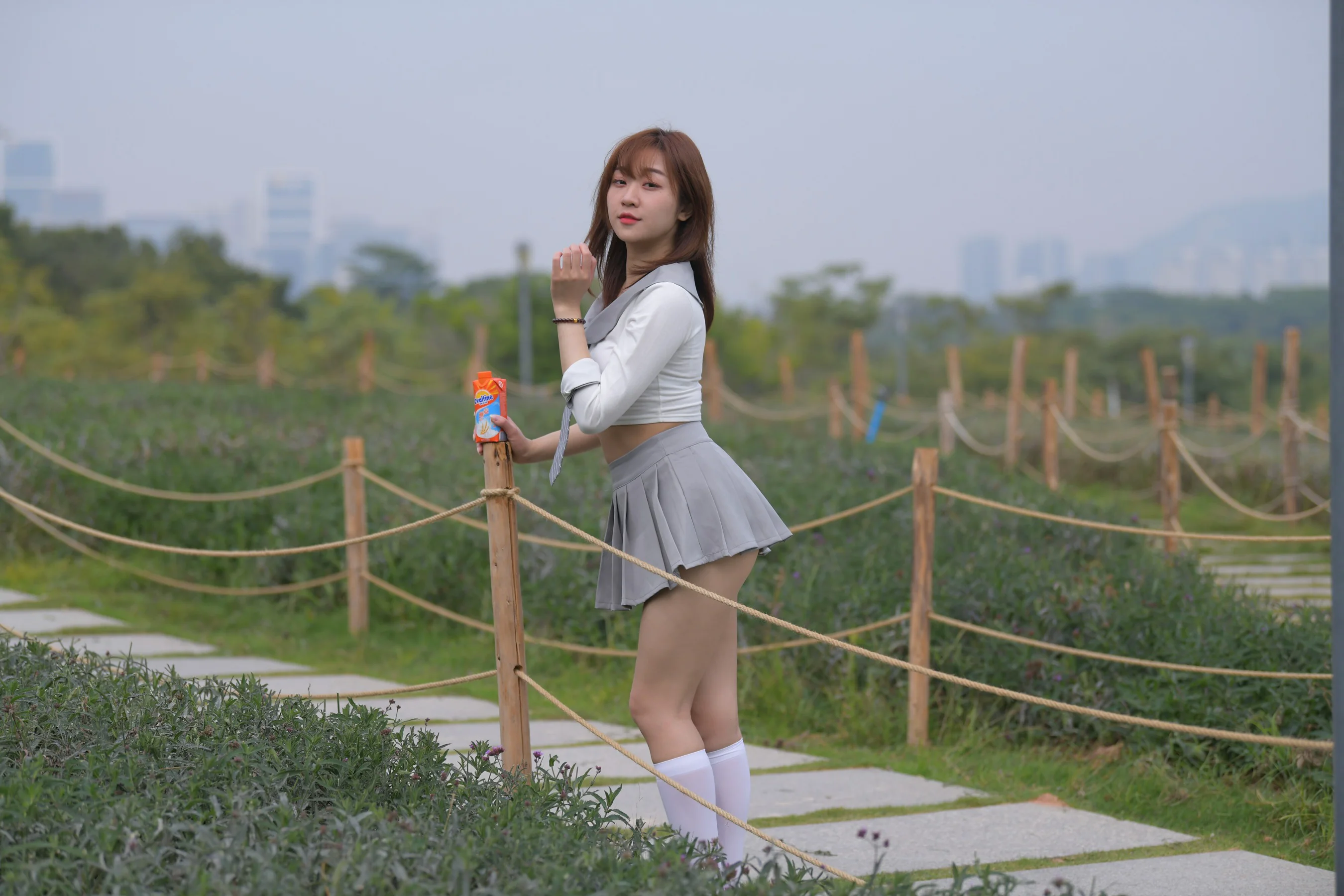 [魔镜街拍] No.095 性感动人的小百褶裙美女 - 爱照片